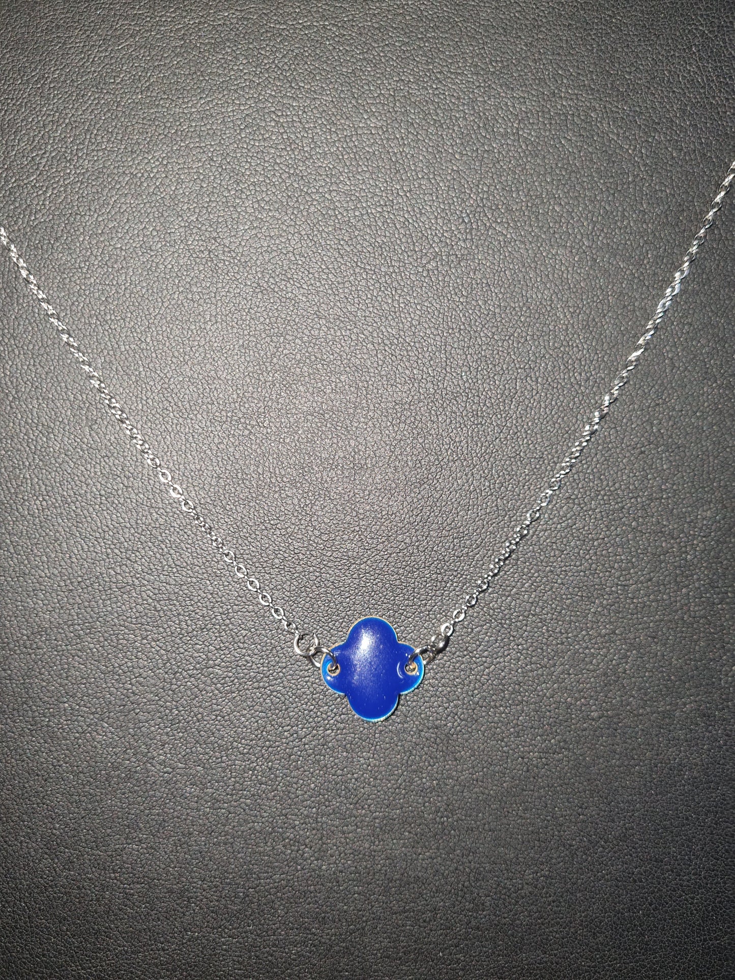 Pendentif acier inoxydable avec trèfle email.
