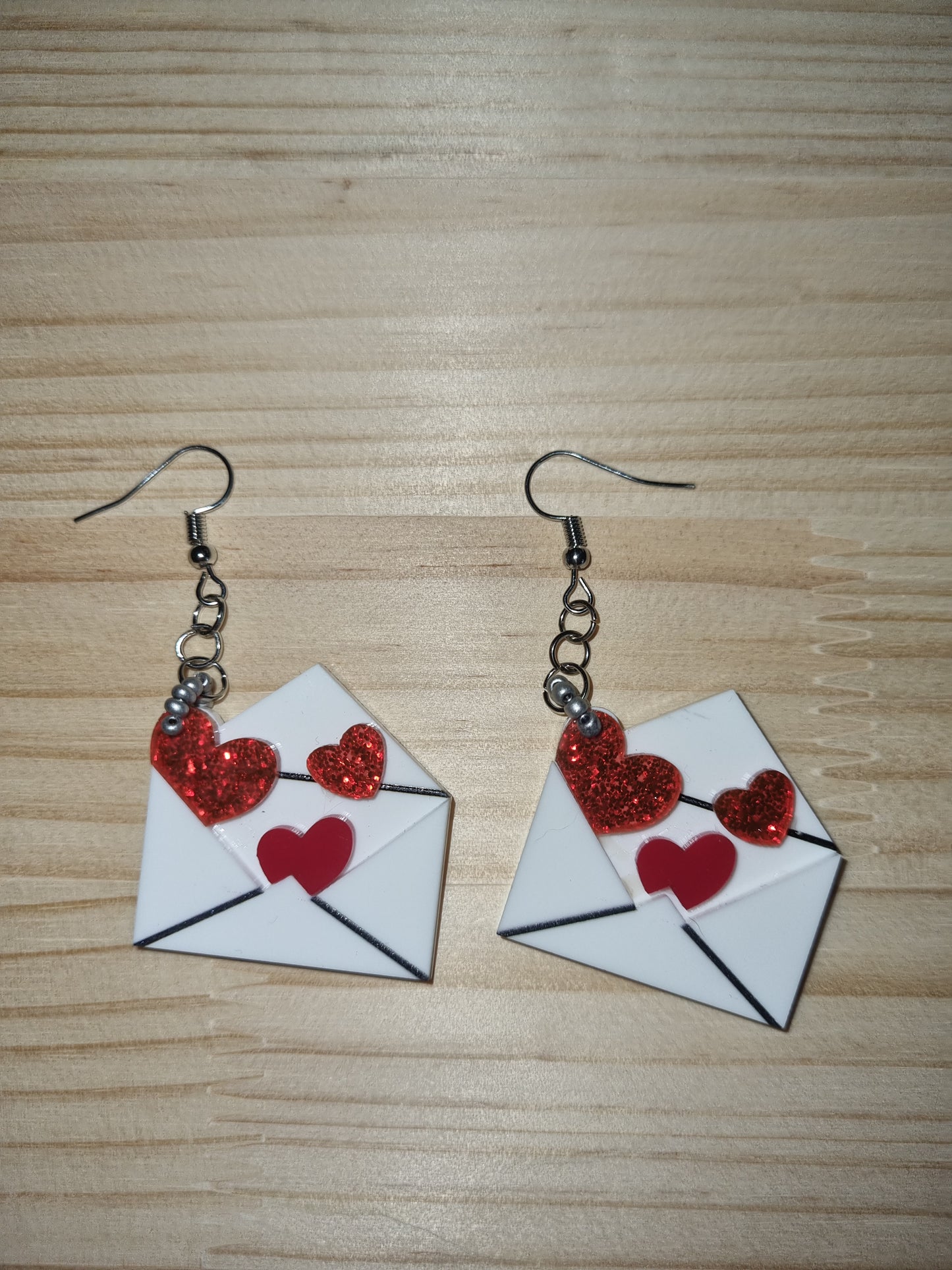 Boucles d'oreilles enveloppe petits cœurs perles . Crochets acier inoxydable