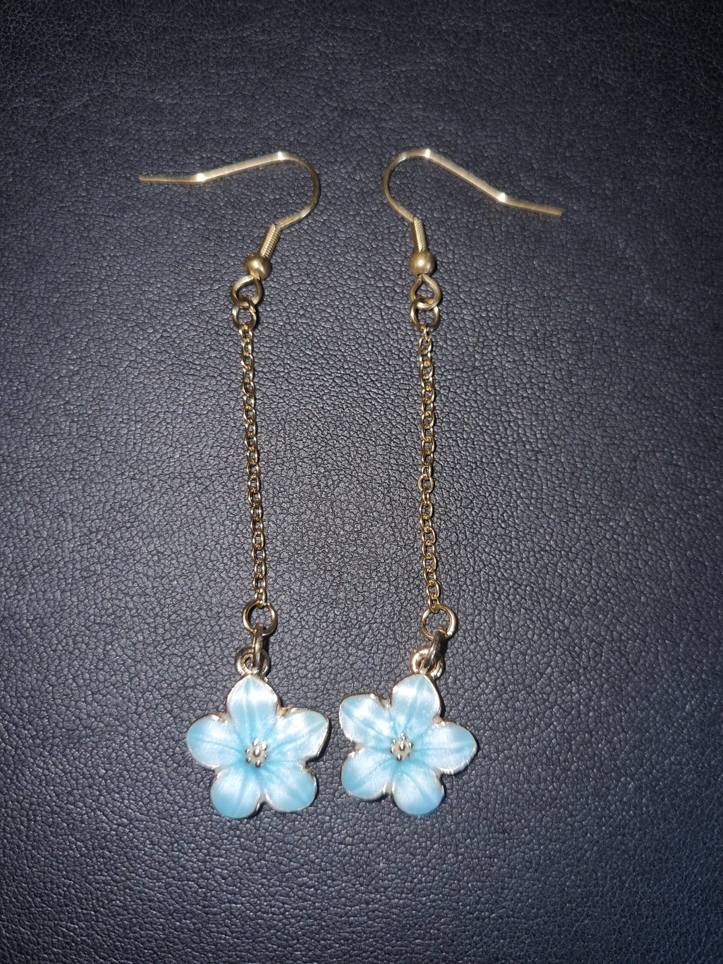 Boucles simple petites fleurs bleues crochets acier inoxydable.