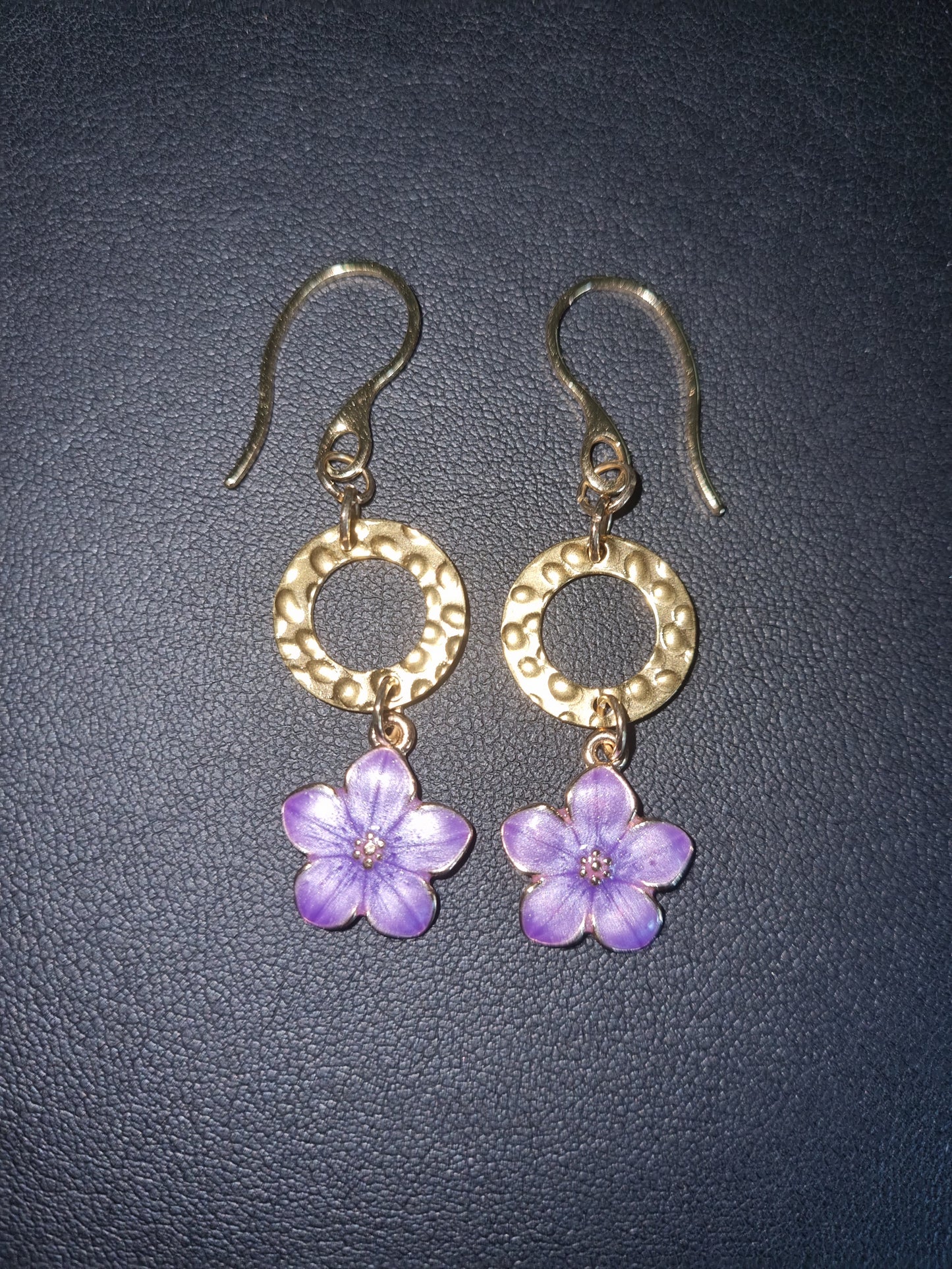 Jolies boucles d'oreilles petites fleurs violette connecteurs couleur or. Crochets acier inoxydable