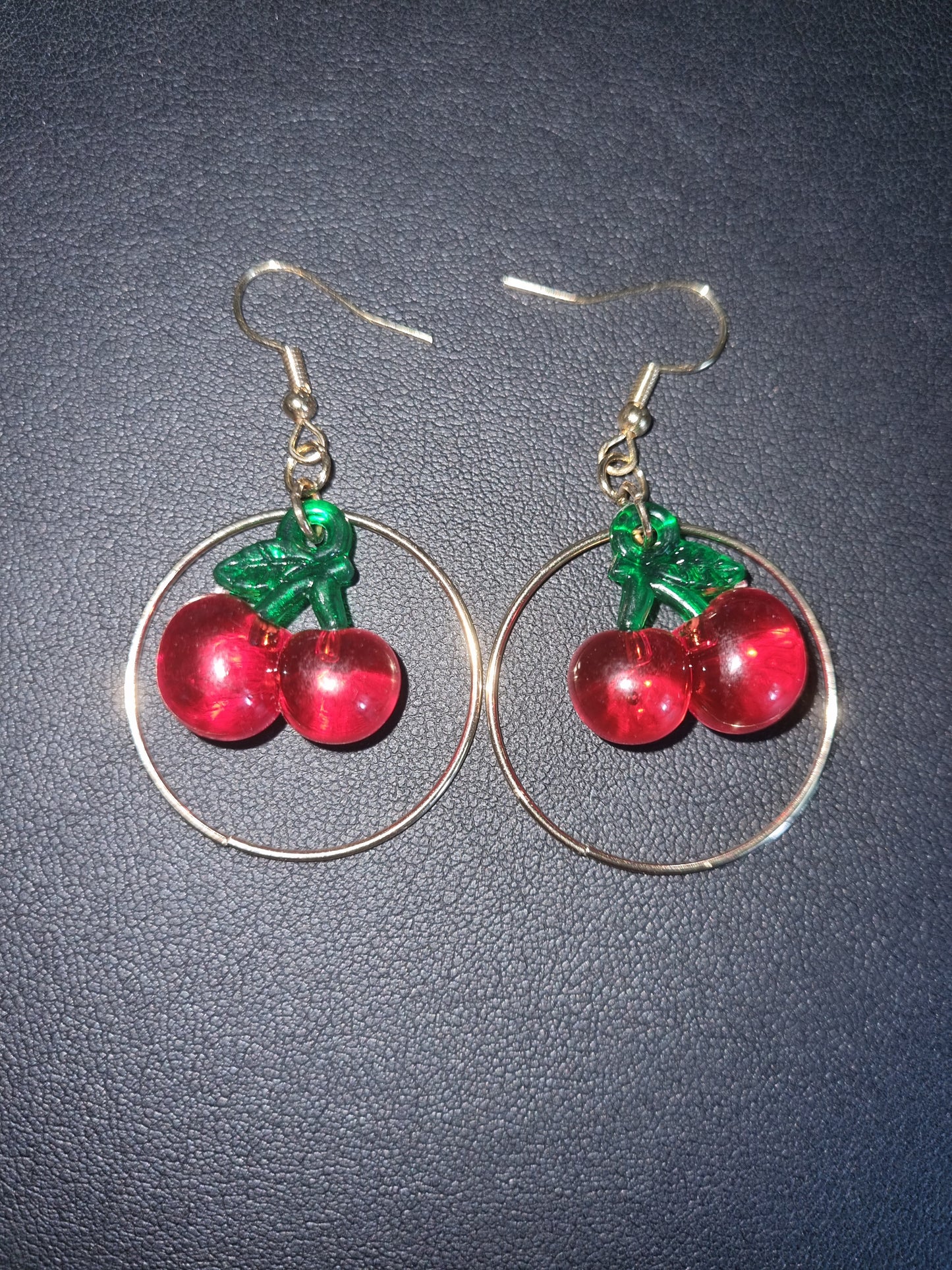 Boucles fantaisie originales petites cerises . Crochets acier inoxydable .