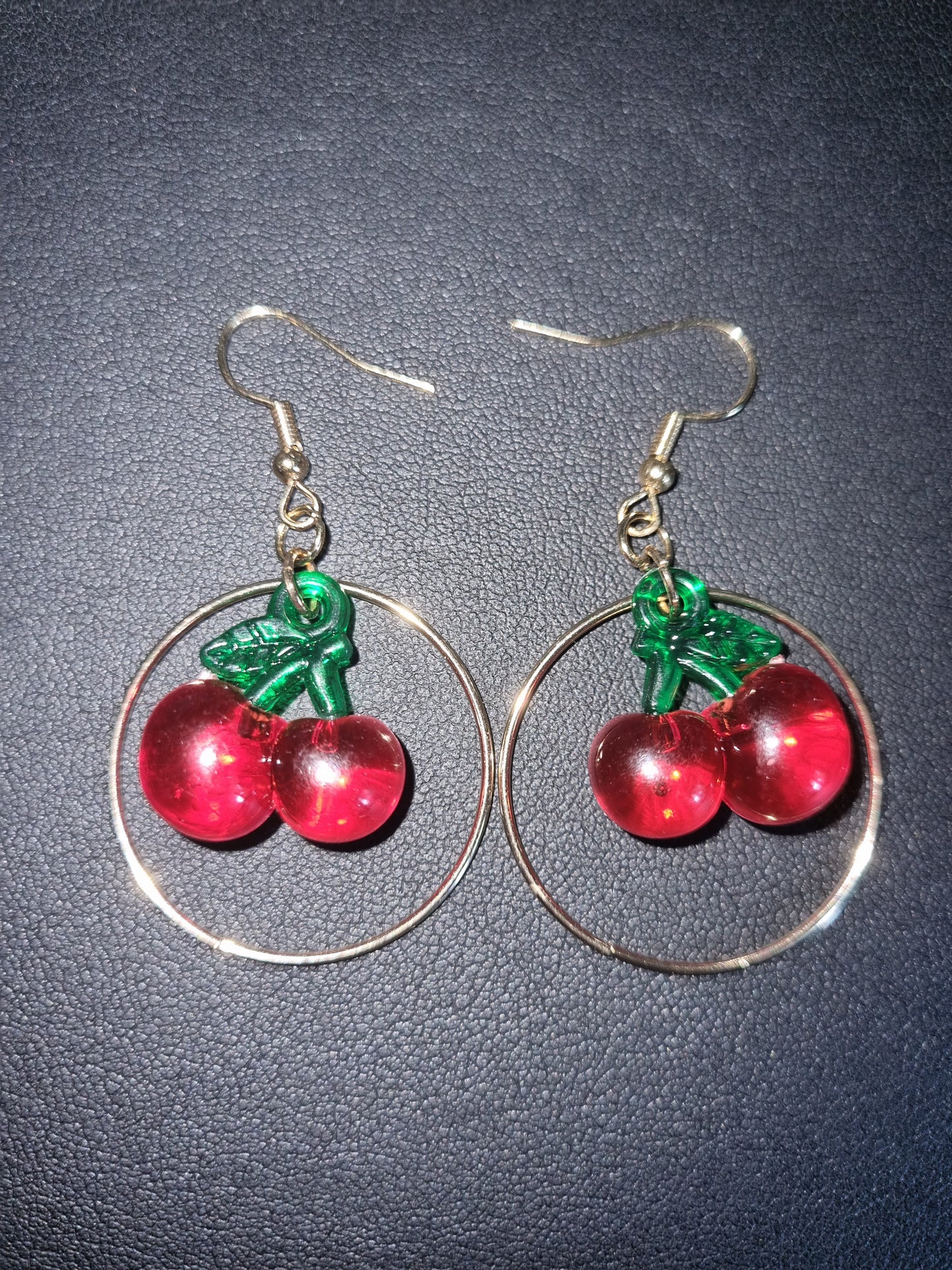 Boucles fantaisie originales petites cerises . Crochets acier inoxydable .