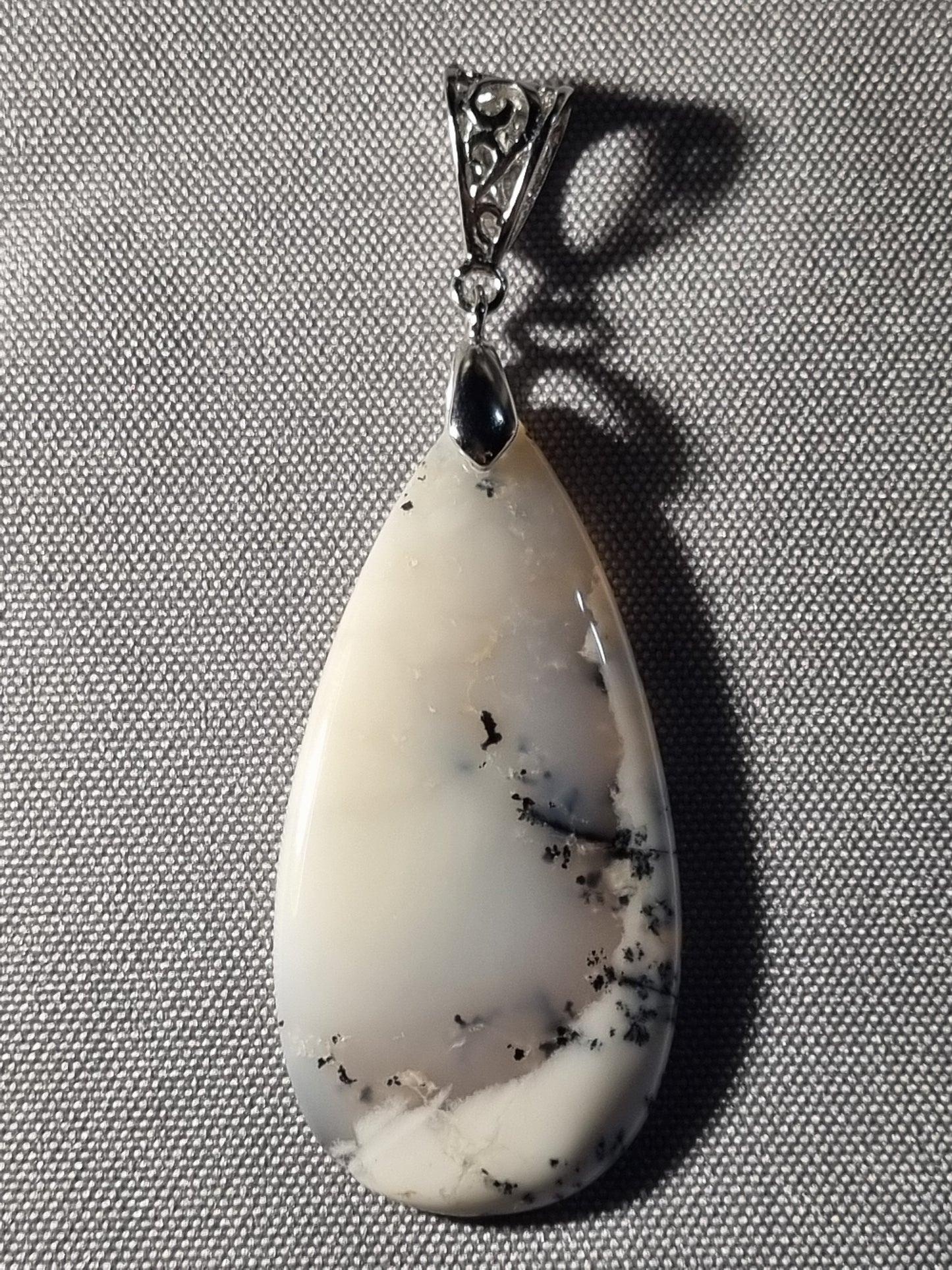 Agate dentrite 53mm par 26mm pierre naturelle