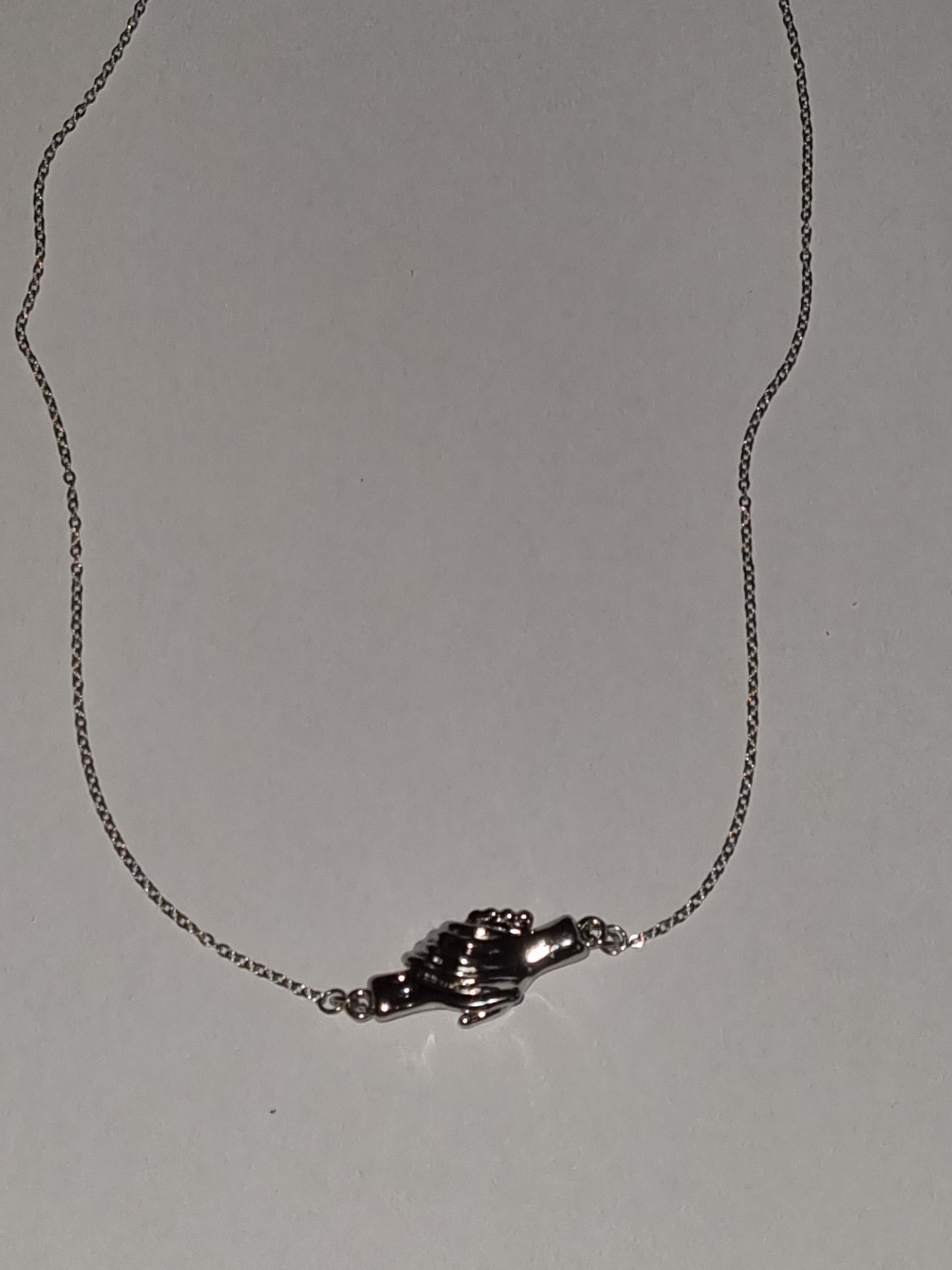 Pendentif original mains aimantées.