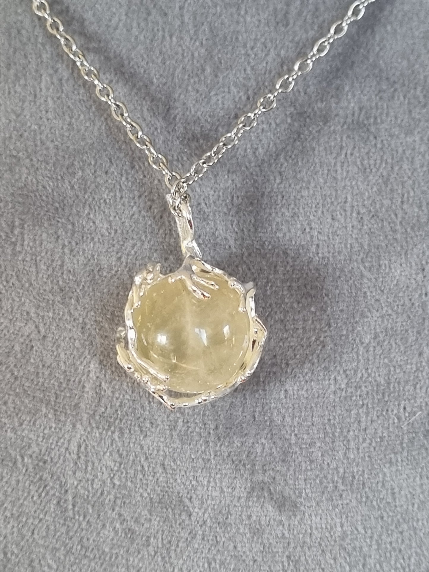 Pendentif perles naturelles citrine enfermé dans un pendentif.