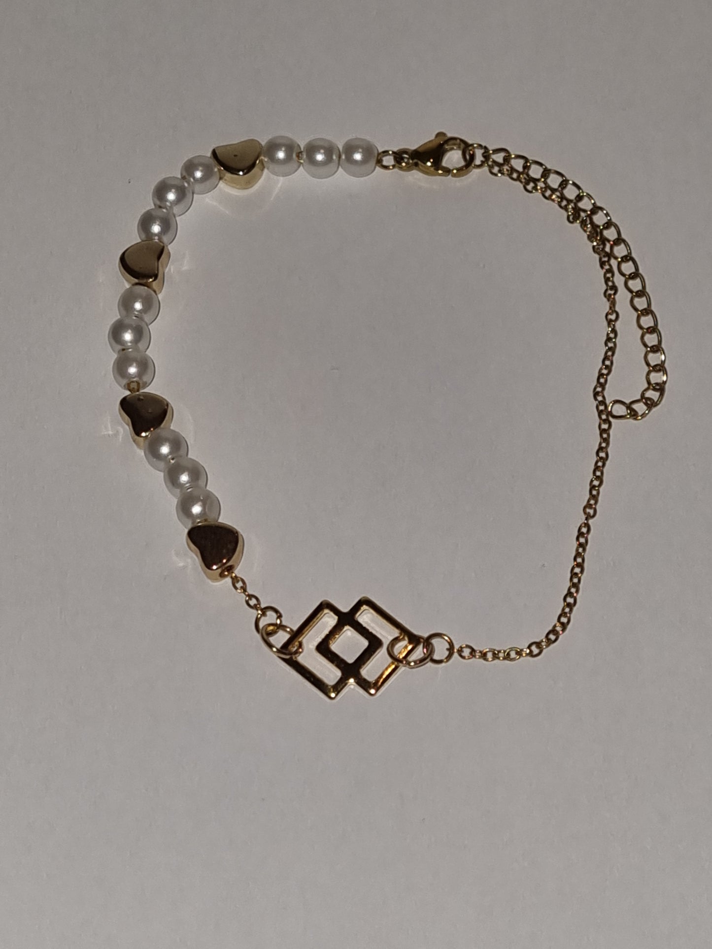 Bracelet acier inoxydable couleur or breloque et perles.