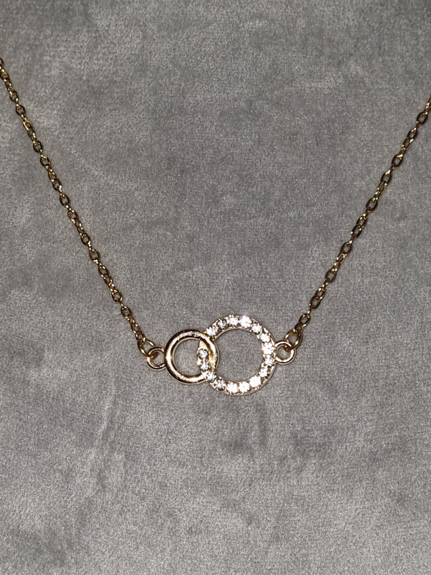 Pendentif près du cou chaine acier inoxydable.