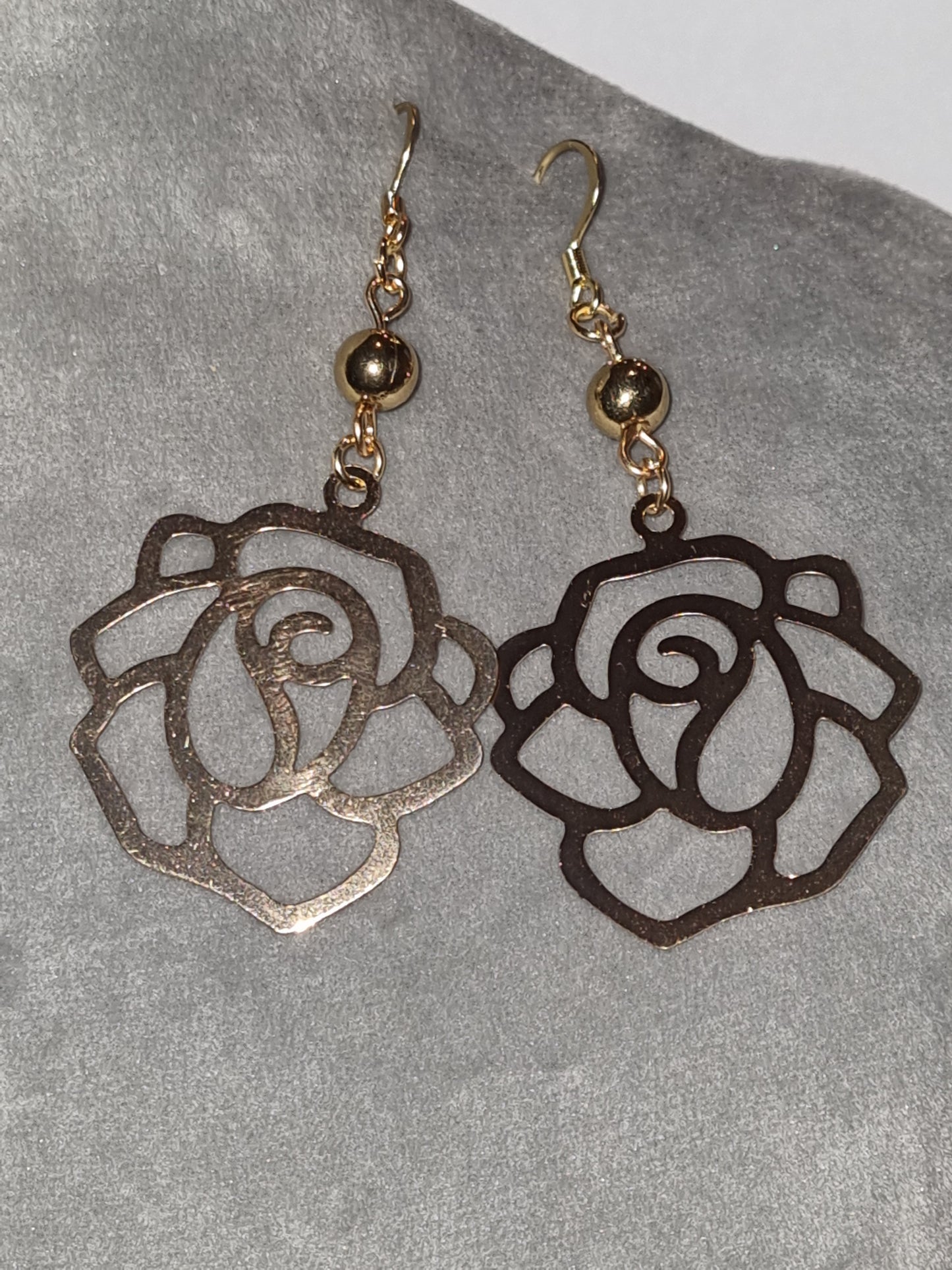 Boucles d'oreilles fantaisie forme de rose filigrane. Crochets acier inoxydable.
