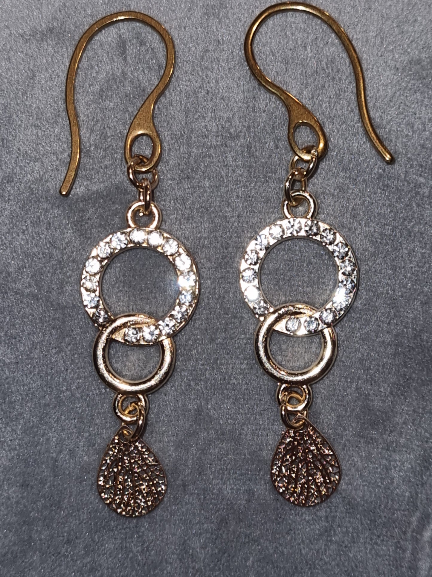 Boucles d'oreilles fantaisie avec breloques. Crochets acier inoxydable.