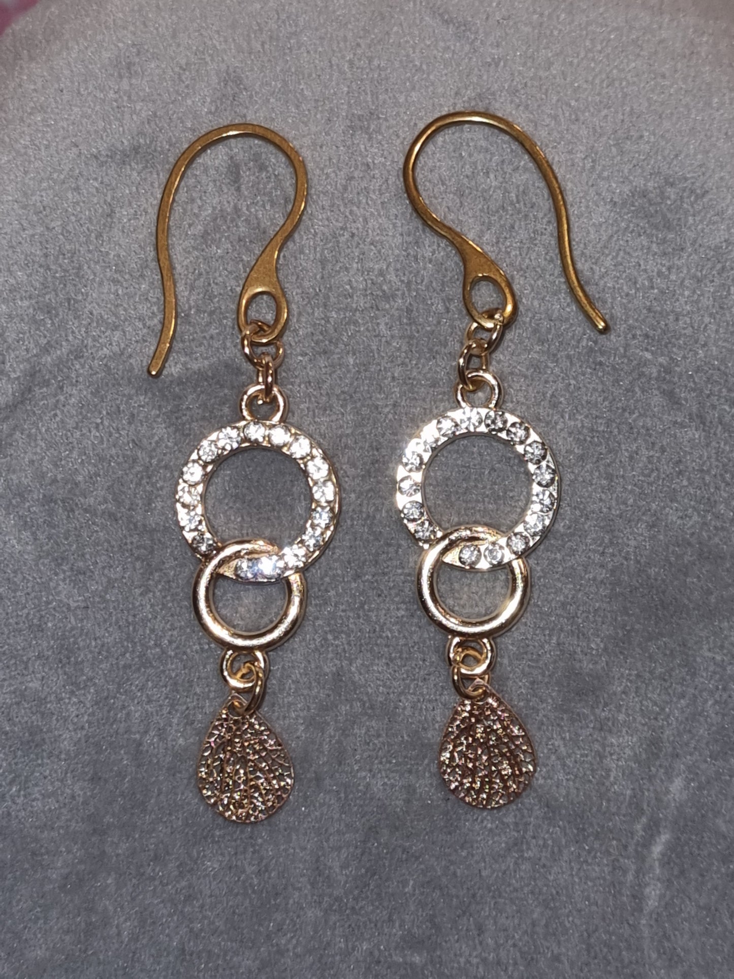 Boucles d'oreilles fantaisie avec breloques. Crochets acier inoxydable.