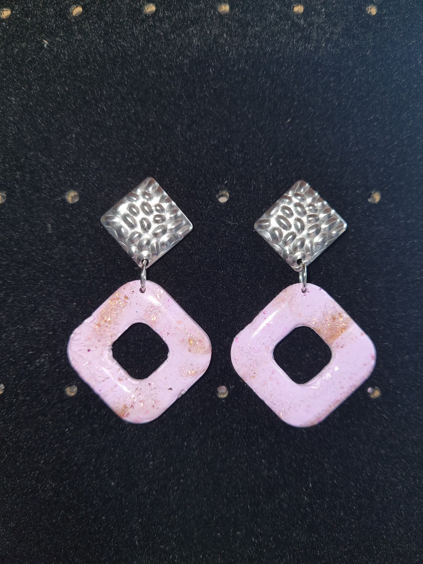Boucles en polymère résine uv parme et or