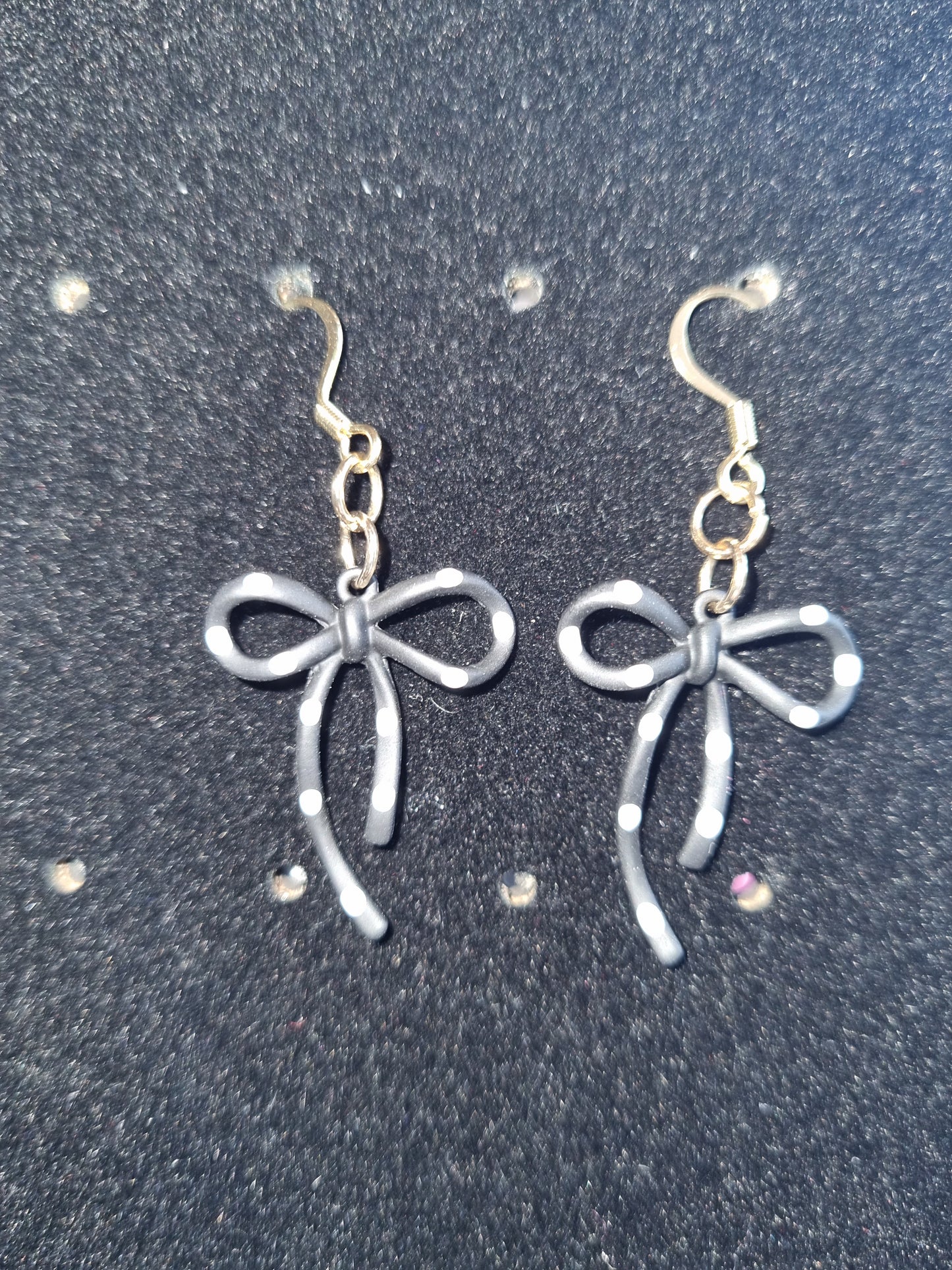 Boucles d'oreilles fantaisie noeud noir pois blanc