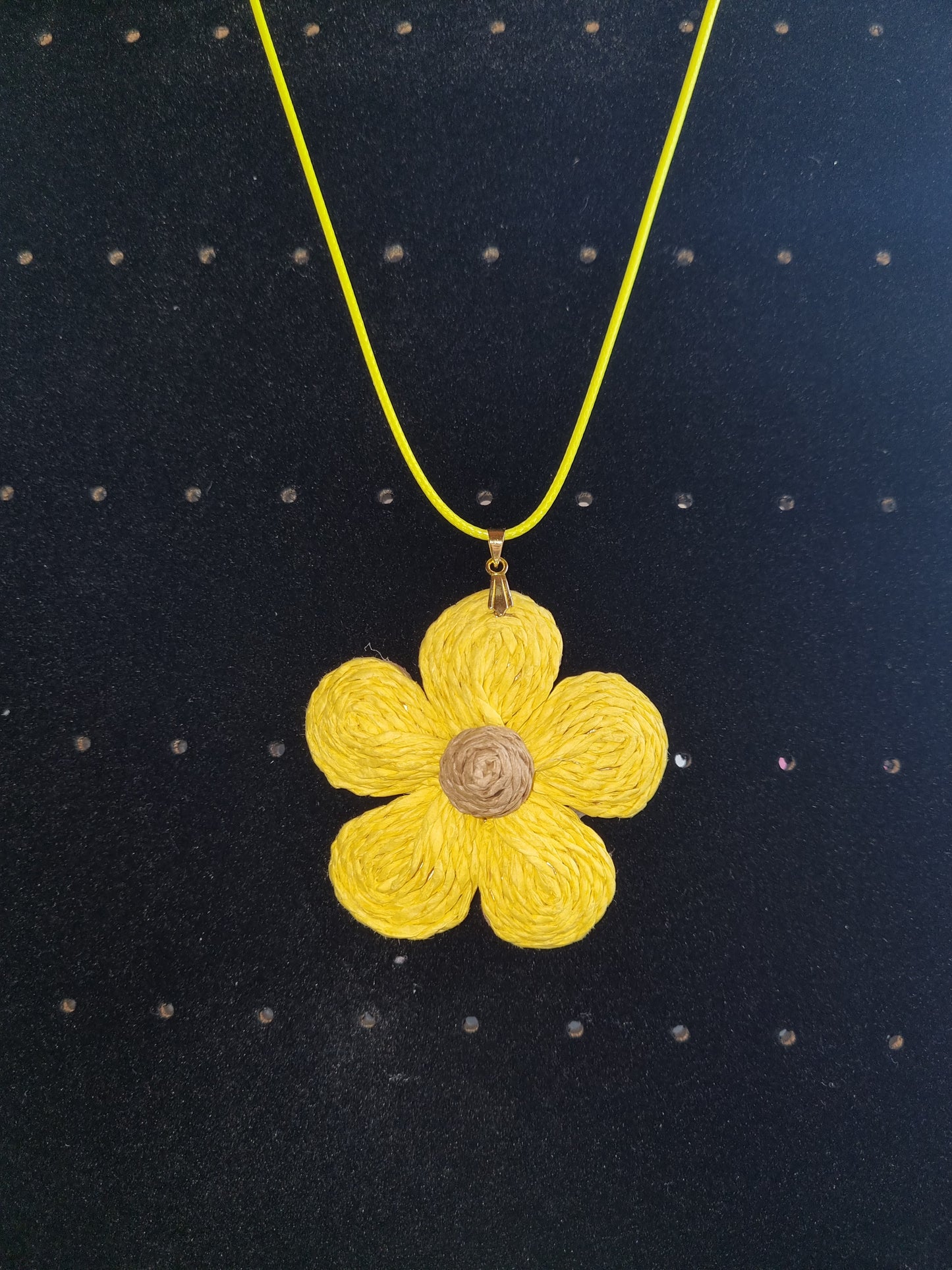 Pendentif fleurs macramé cordon jaune possible de changer de couleur