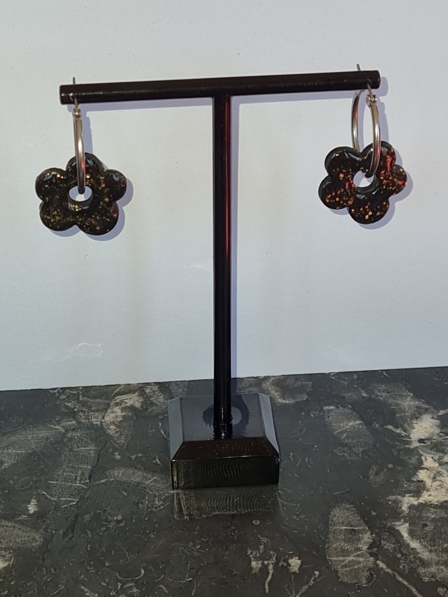 Boucles d'oreilles polymère et résine uv noir et or