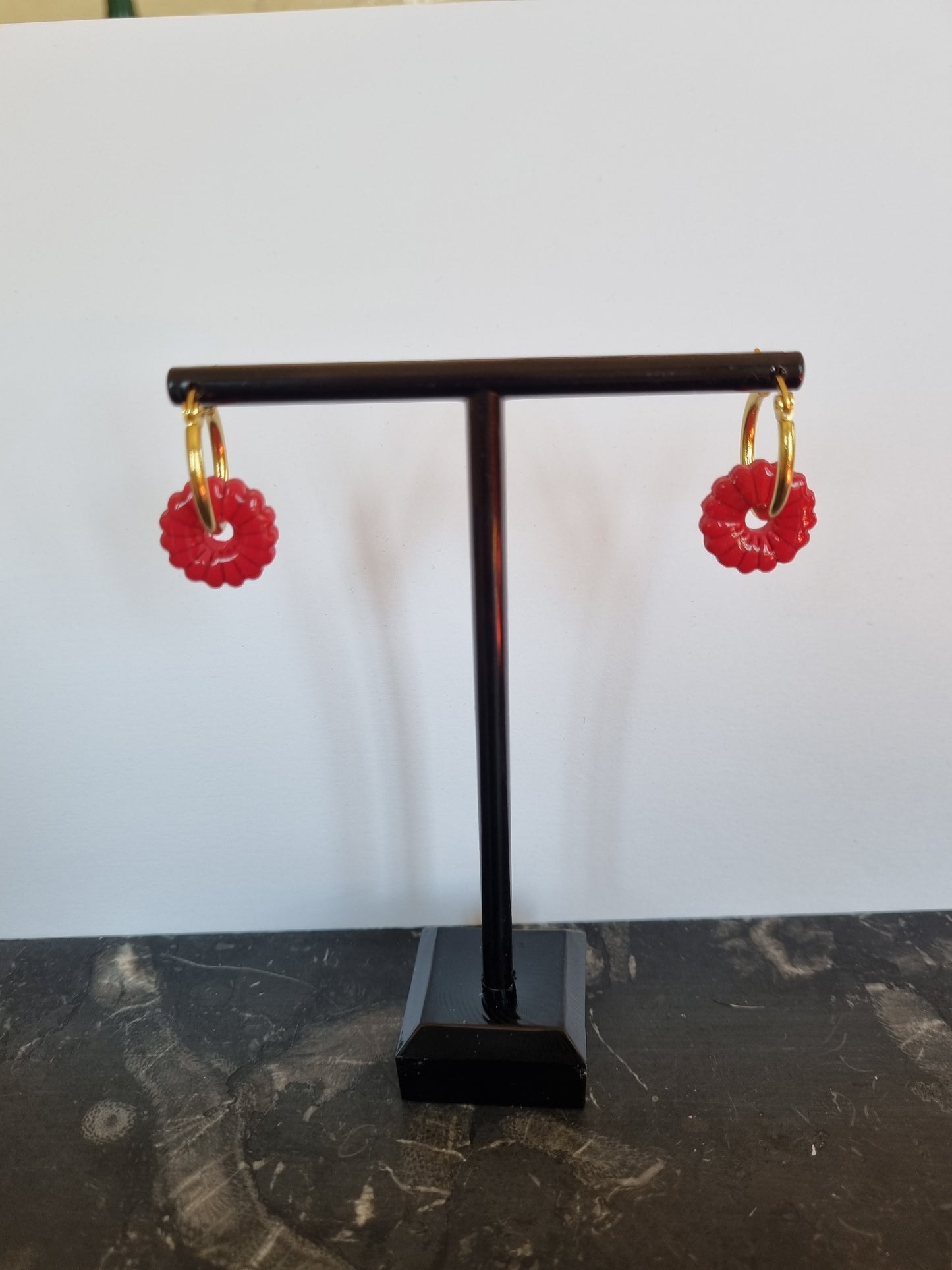 Boucles d'oreilles polymère et résine uv rouge petites fleurs