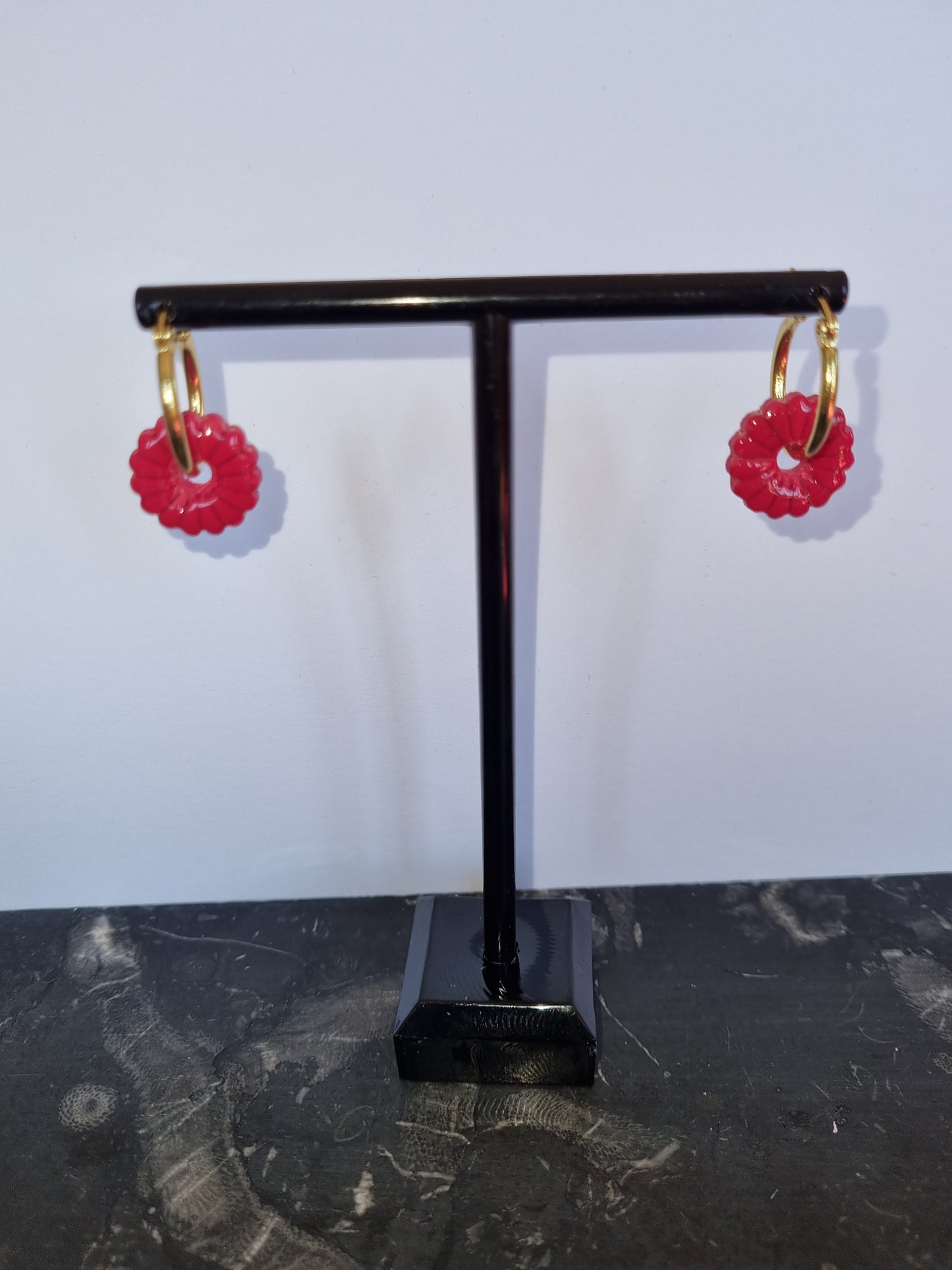Boucles d'oreilles polymère et résine uv rouge petites fleurs