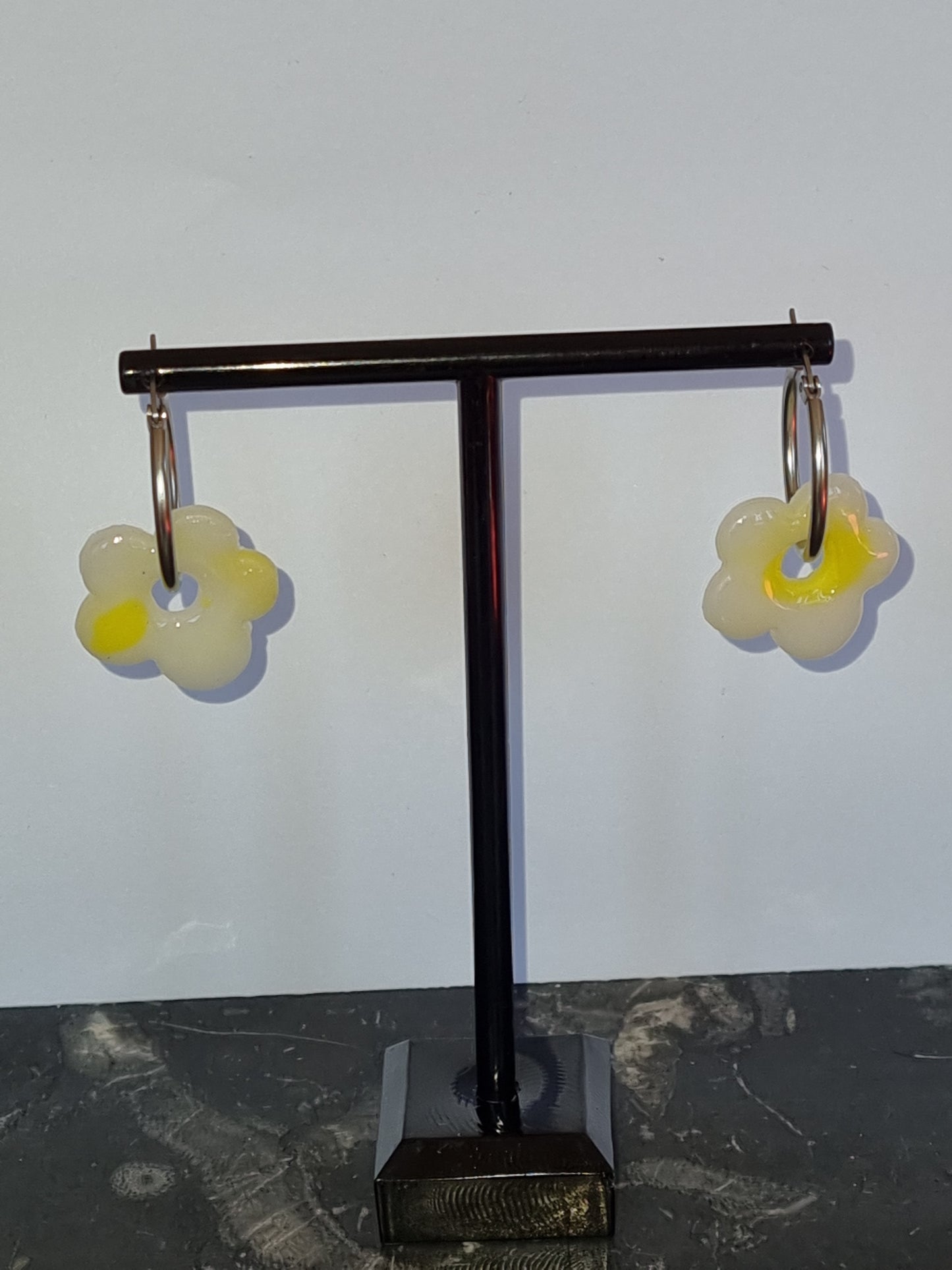 Boucles d'oreilles polymère et résine uv blanche et jaune