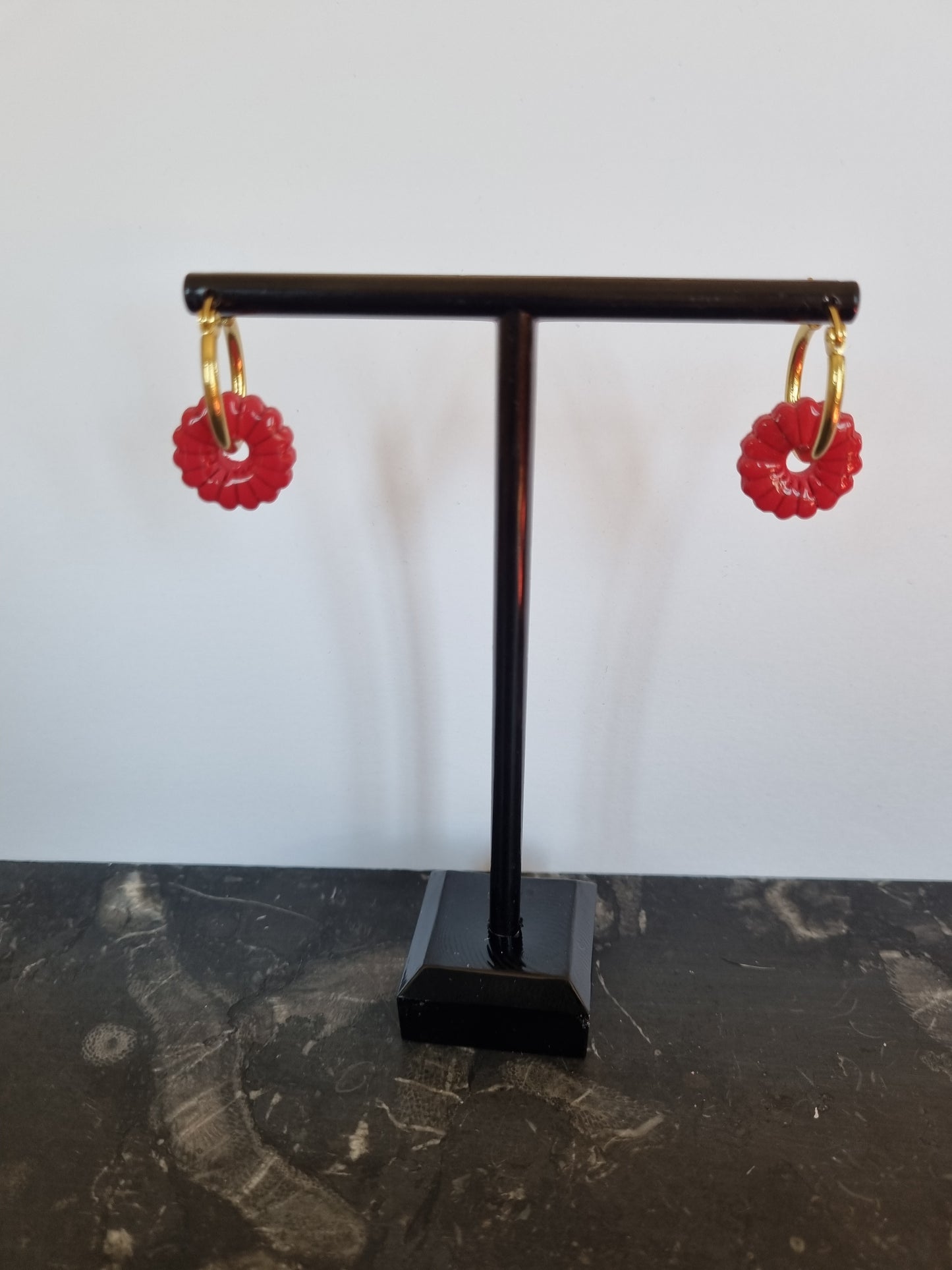 Boucles d'oreilles polymère et résine uv rouge petites fleurs