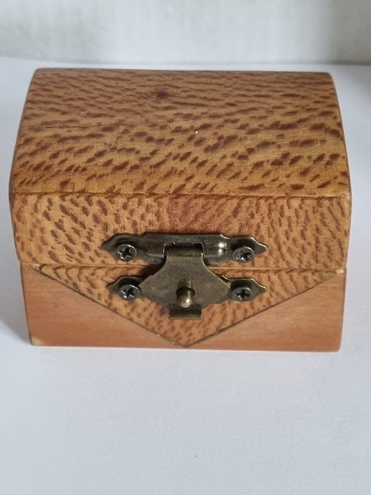 Petit coffre en bois pour bijoux 5,8 cm long par 3,8cm de large ,3,8cm haut
