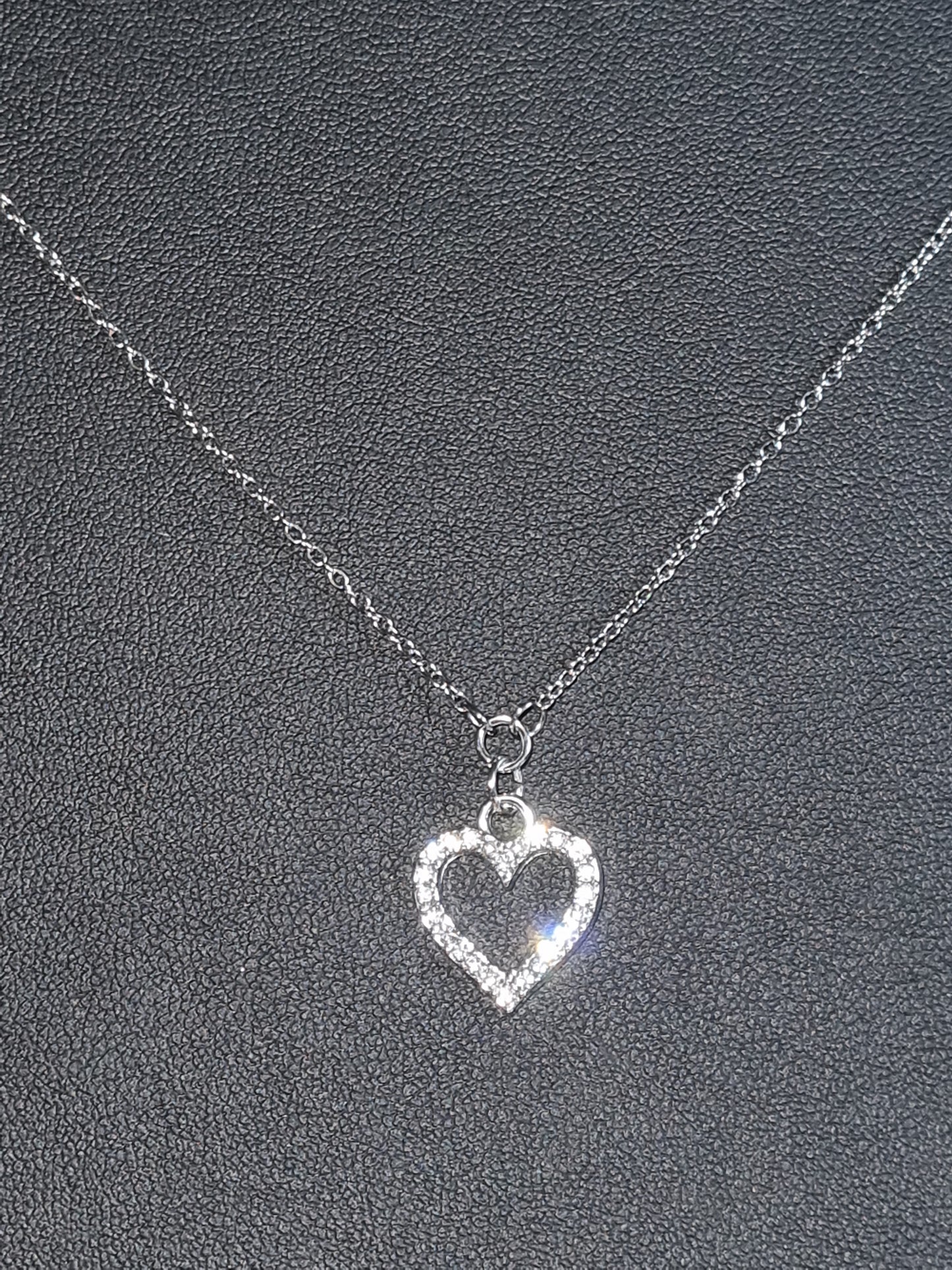 Pendentif acier inoxydable avec cœur en strass.