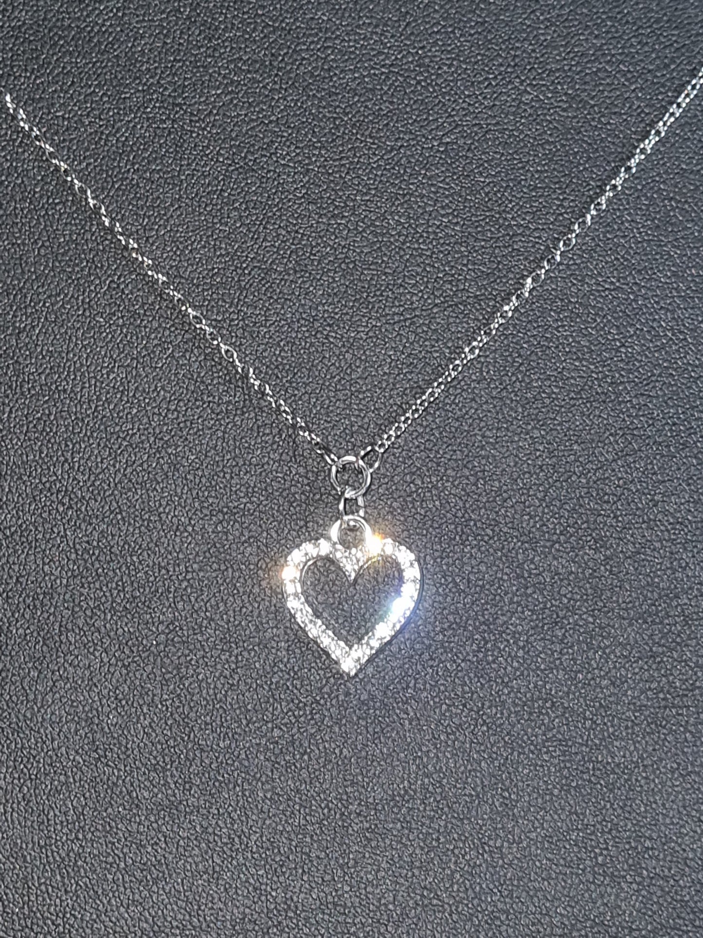 Pendentif acier inoxydable avec cœur en strass.