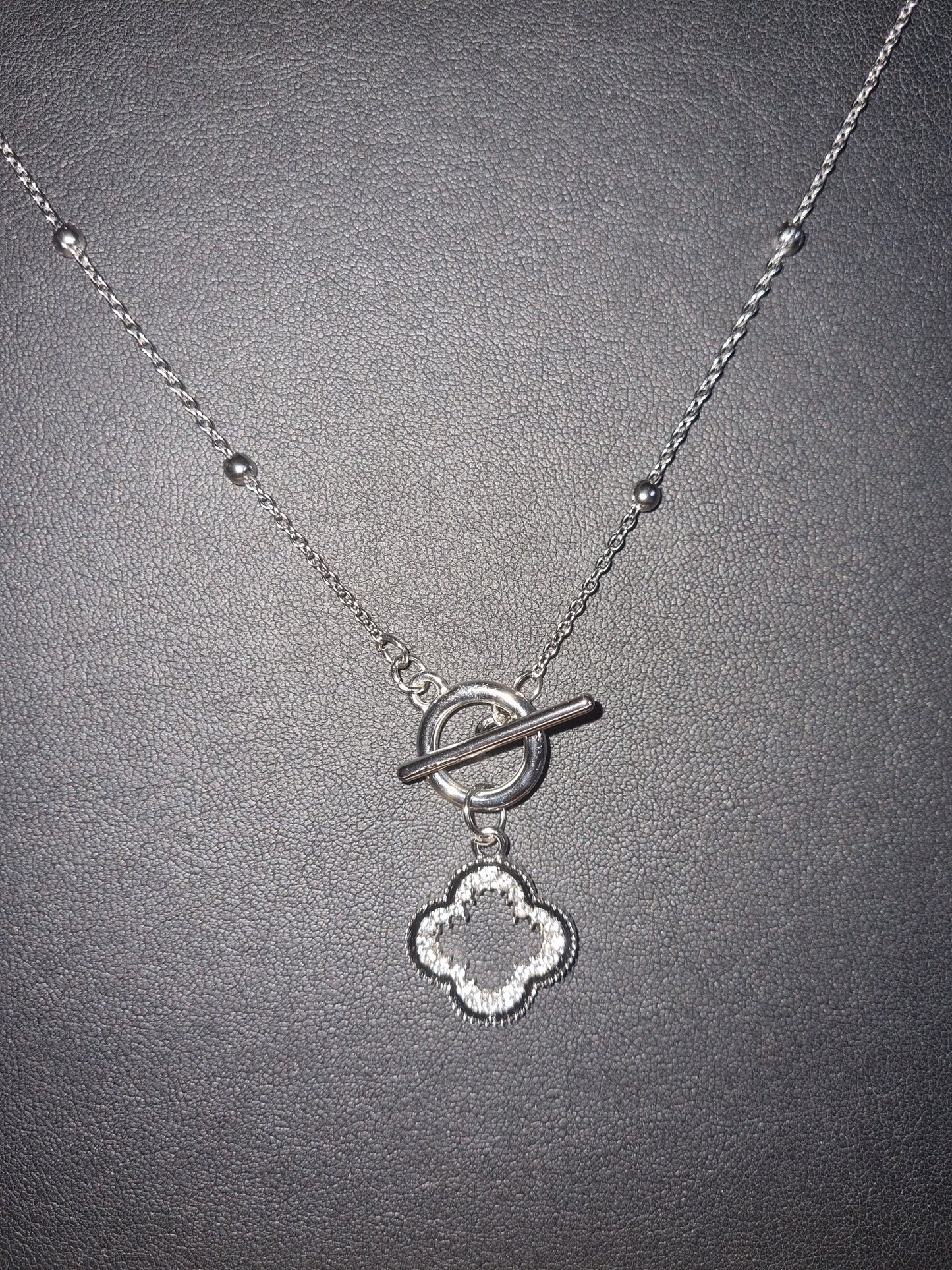 Pendentif avec fermoir devant et trèfle avec strass. Acier inoxydable