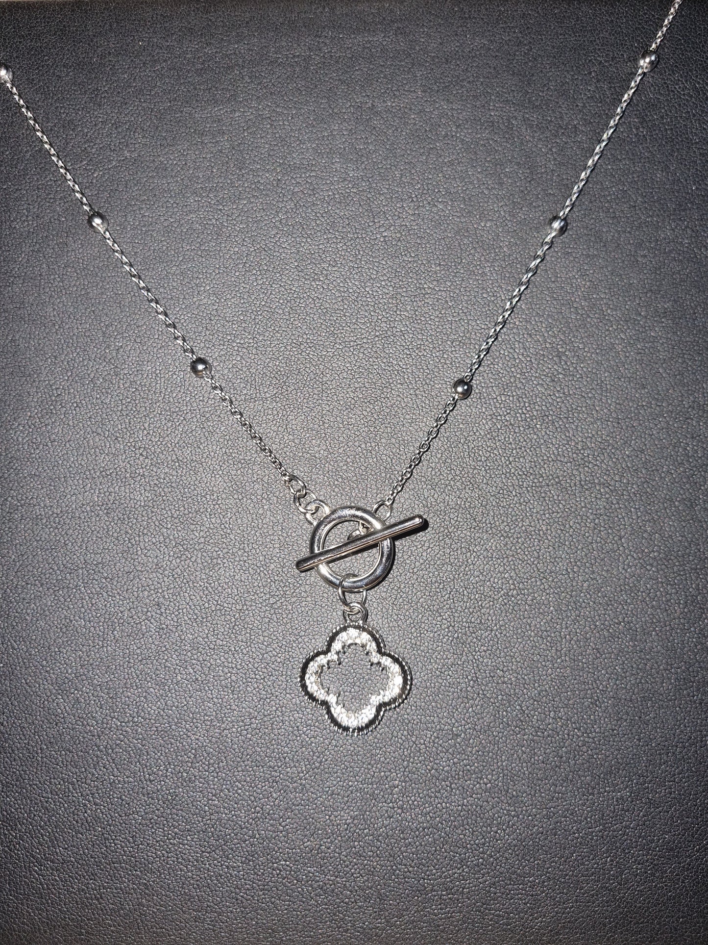 Pendentif avec fermoir devant et trèfle avec strass. Acier inoxydable