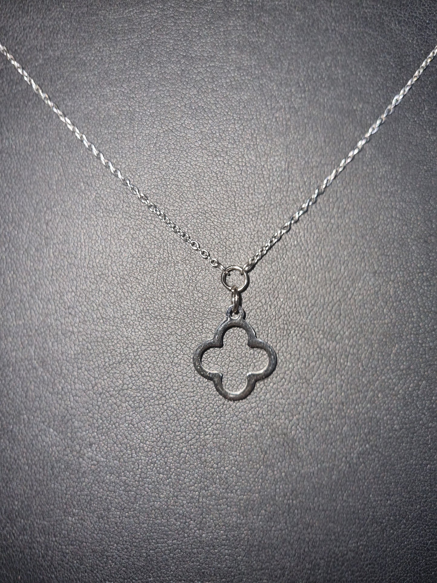 Pendentif acier inoxydable trèfle.