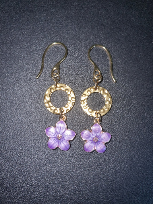 Jolies boucles d'oreilles petites fleurs violette connecteurs couleur or. Crochets acier inoxydable