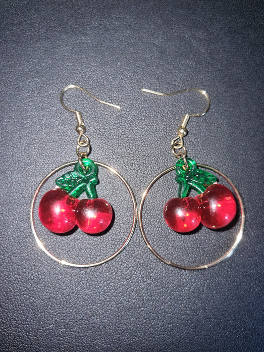 Boucles fantaisie originales petites cerises . Crochets  acier inoxydable .