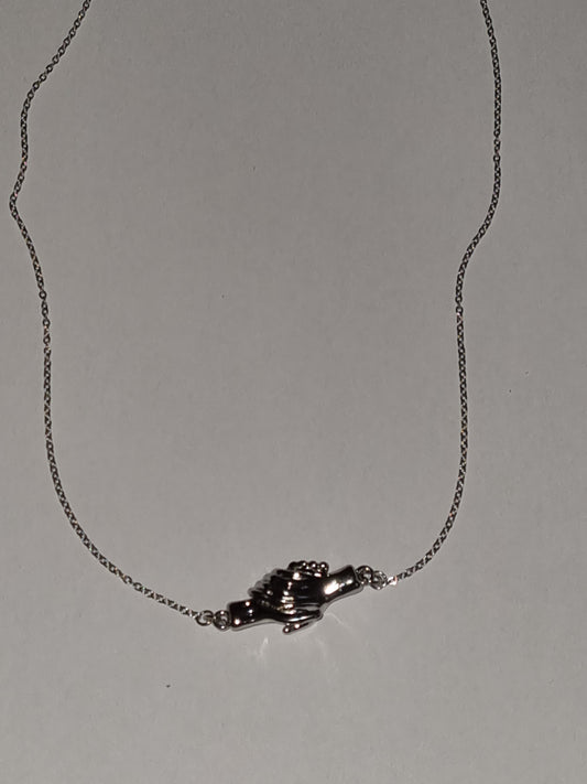 Pendentif original mains aimantées.