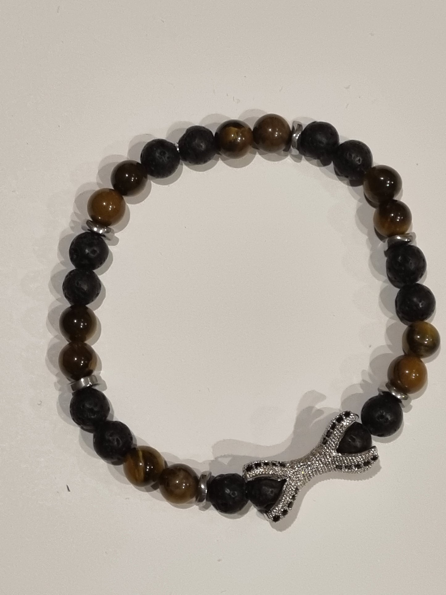 Bracelet homme perles naturelles. Avec breloque.