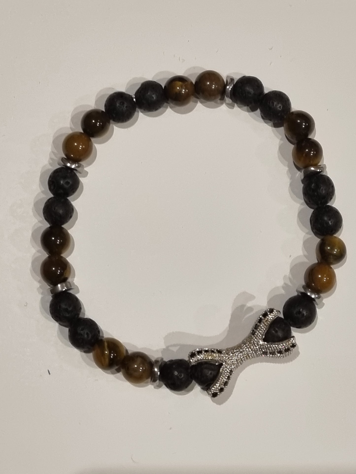 Bracelet homme perles naturelles. Avec breloque.