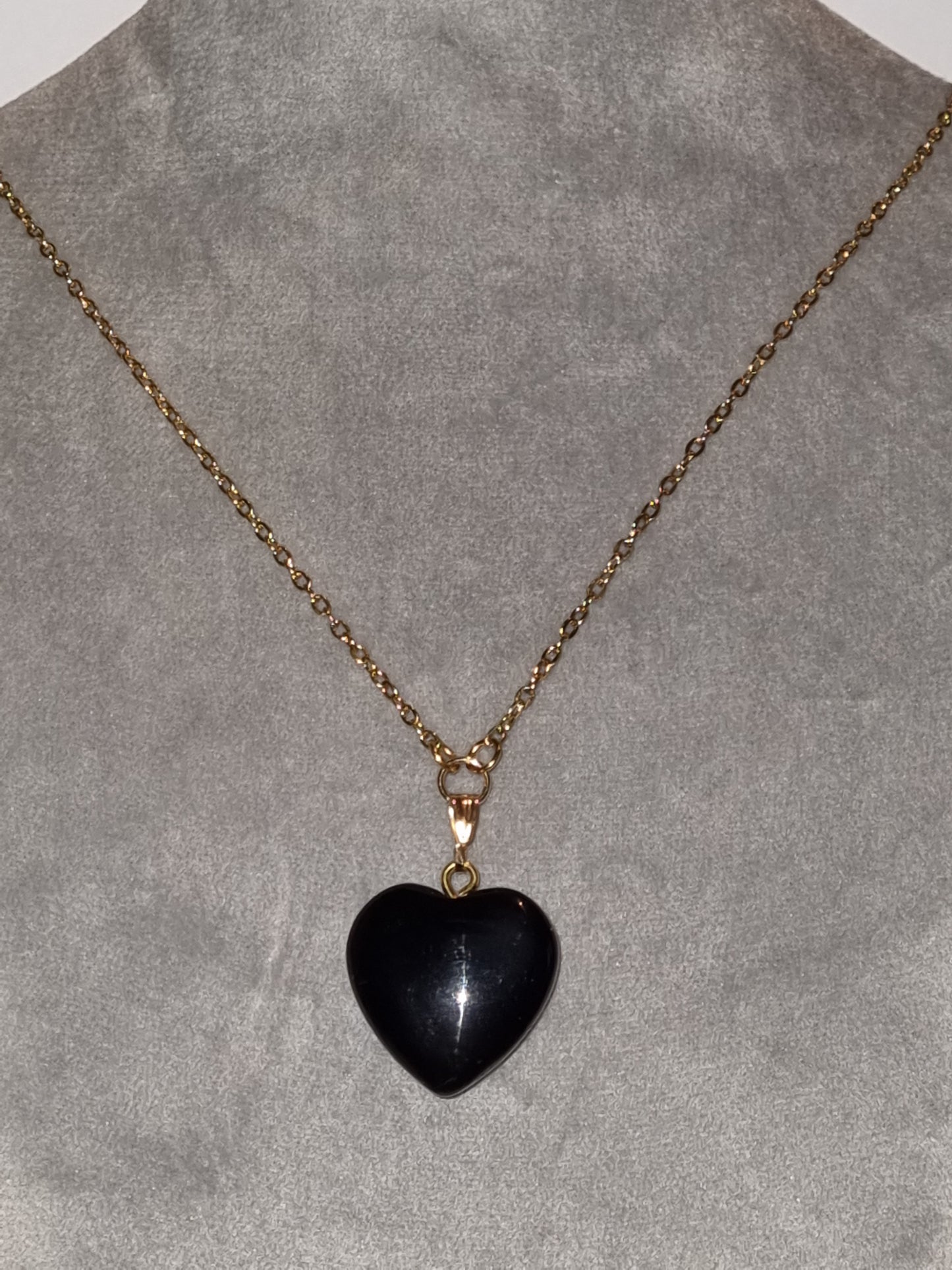 Pendentif fantaisie cœur noir chaine acier inoxydable courte.