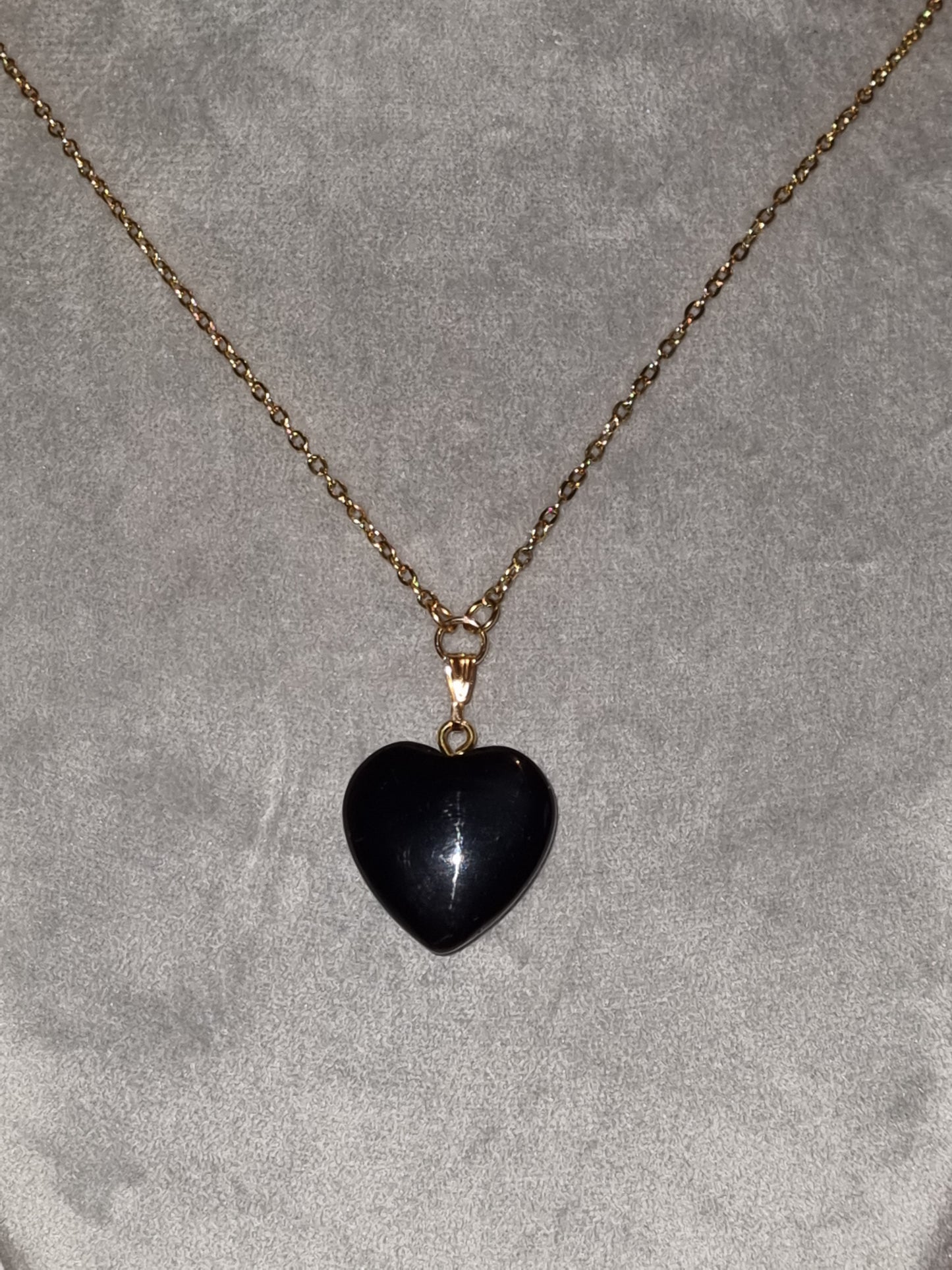 Pendentif fantaisie cœur noir chaine acier inoxydable courte.