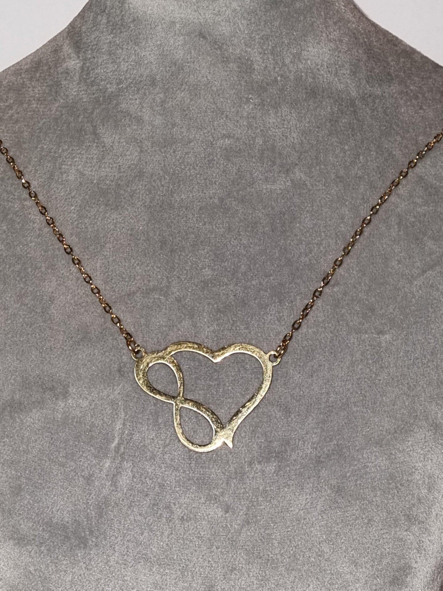Pendentif coeur infini acier inoxydable. Près du cou