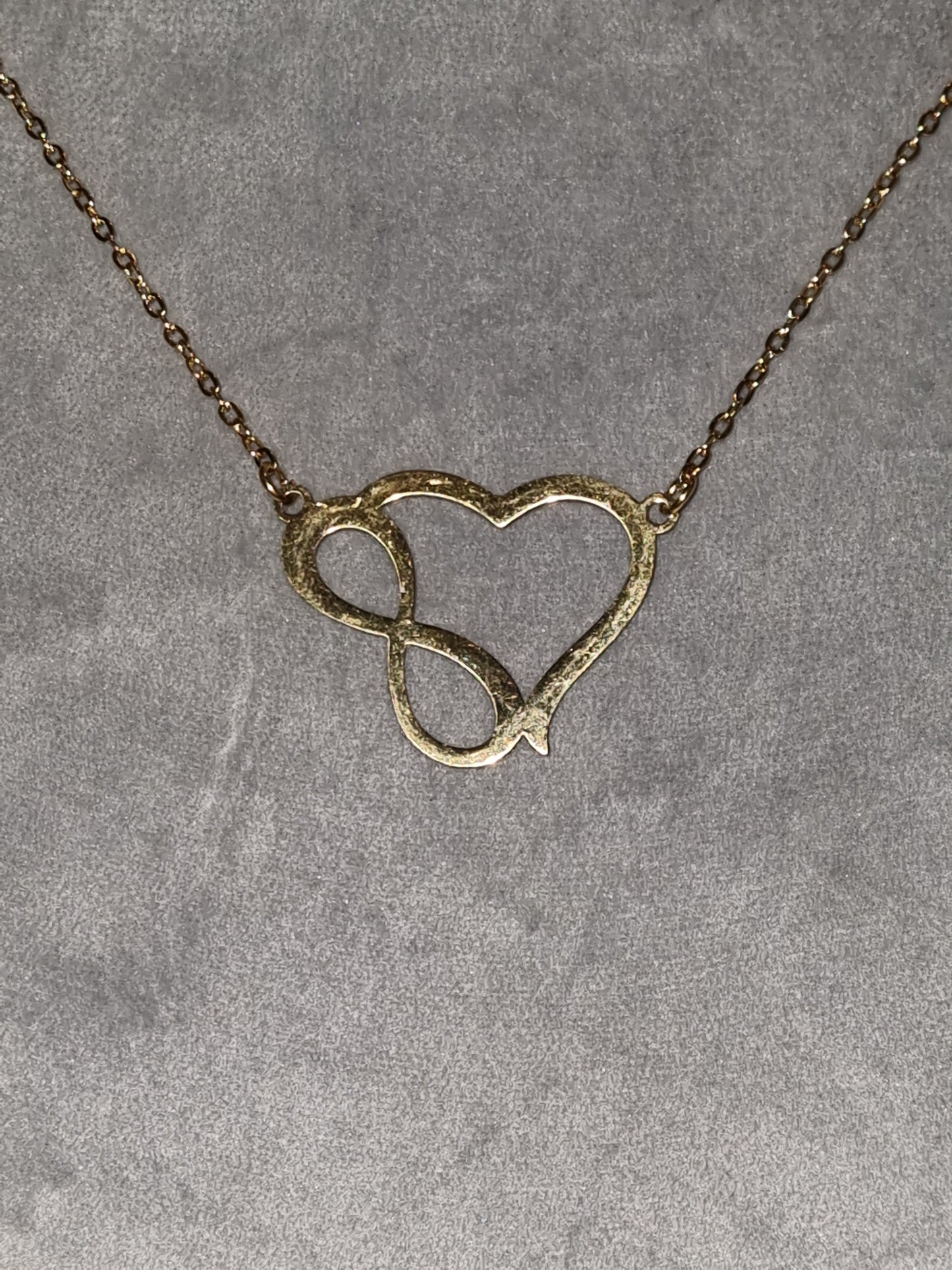 Pendentif coeur infini acier inoxydable. Près du cou