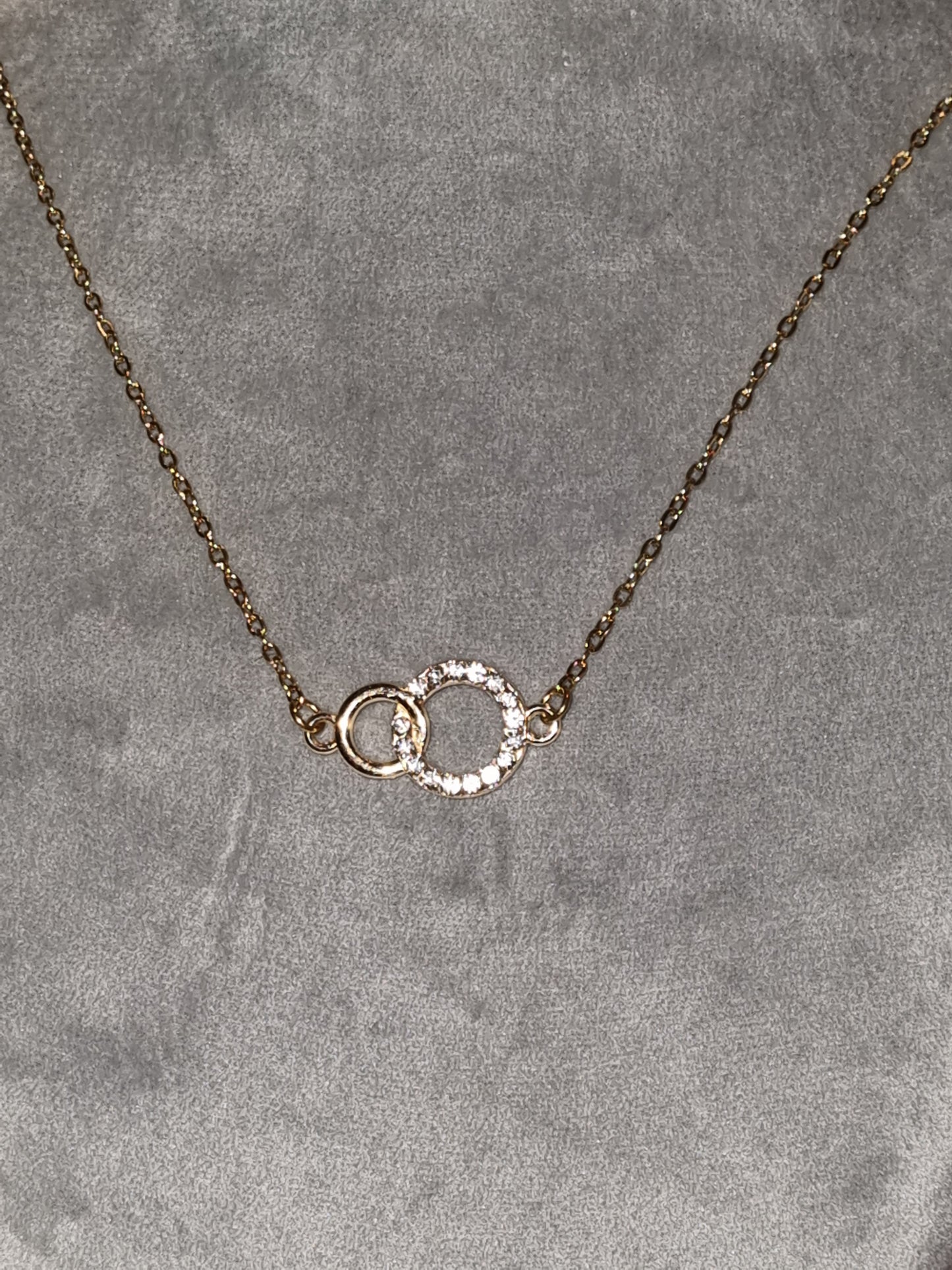 Pendentif près du cou chaine acier inoxydable.