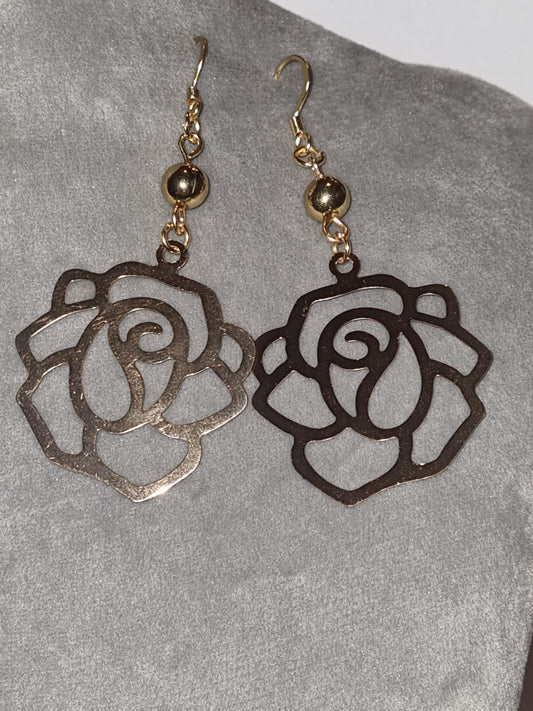Boucles d'oreilles fantaisie forme de rose filigrane. Crochets acier inoxydable.