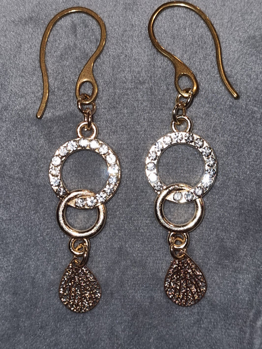 Boucles d'oreilles fantaisie avec breloques. Crochets acier inoxydable.