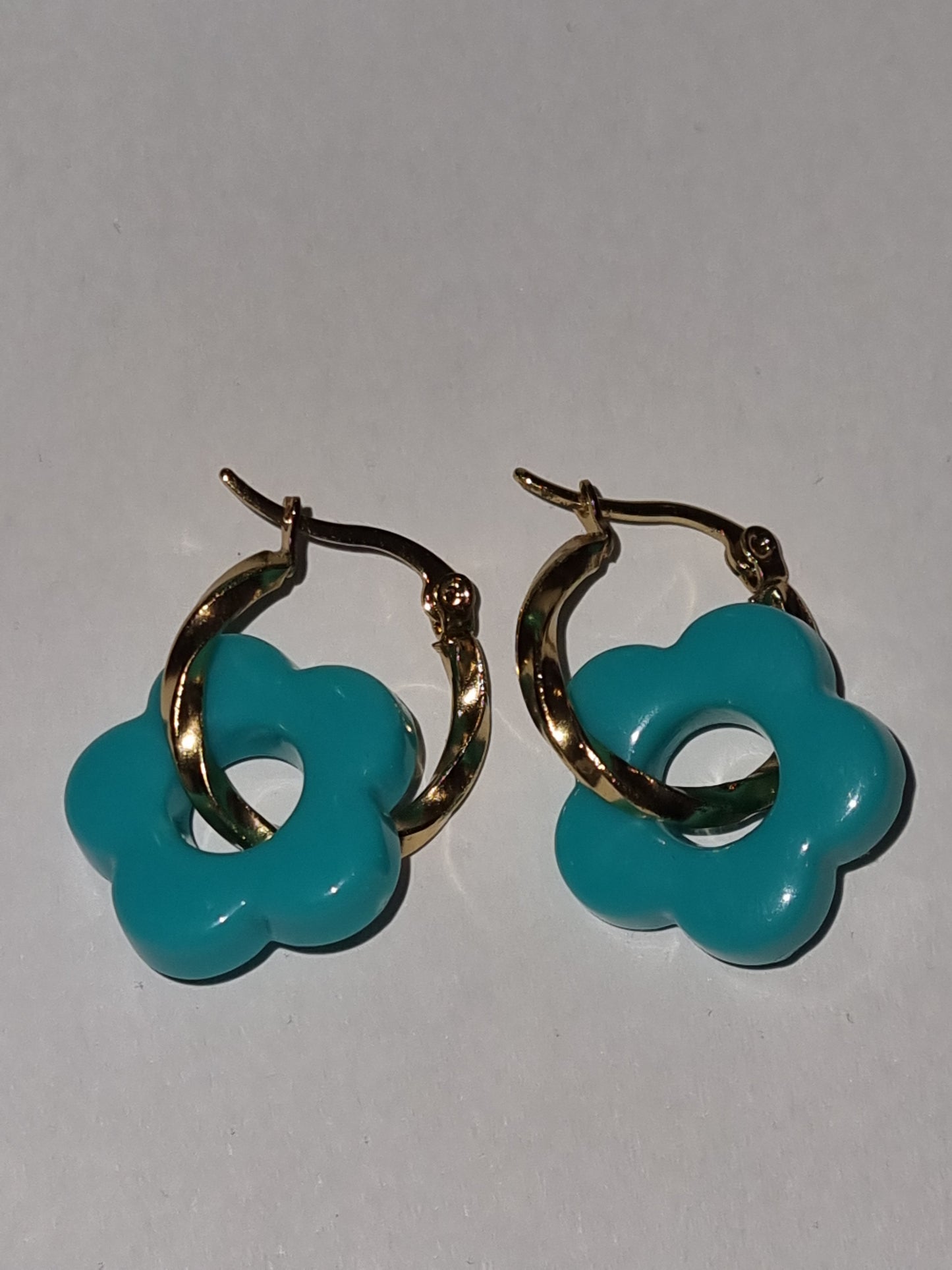 Petites créoles acier inoxydable avec breloques verte. Autres couleurs disponibles.