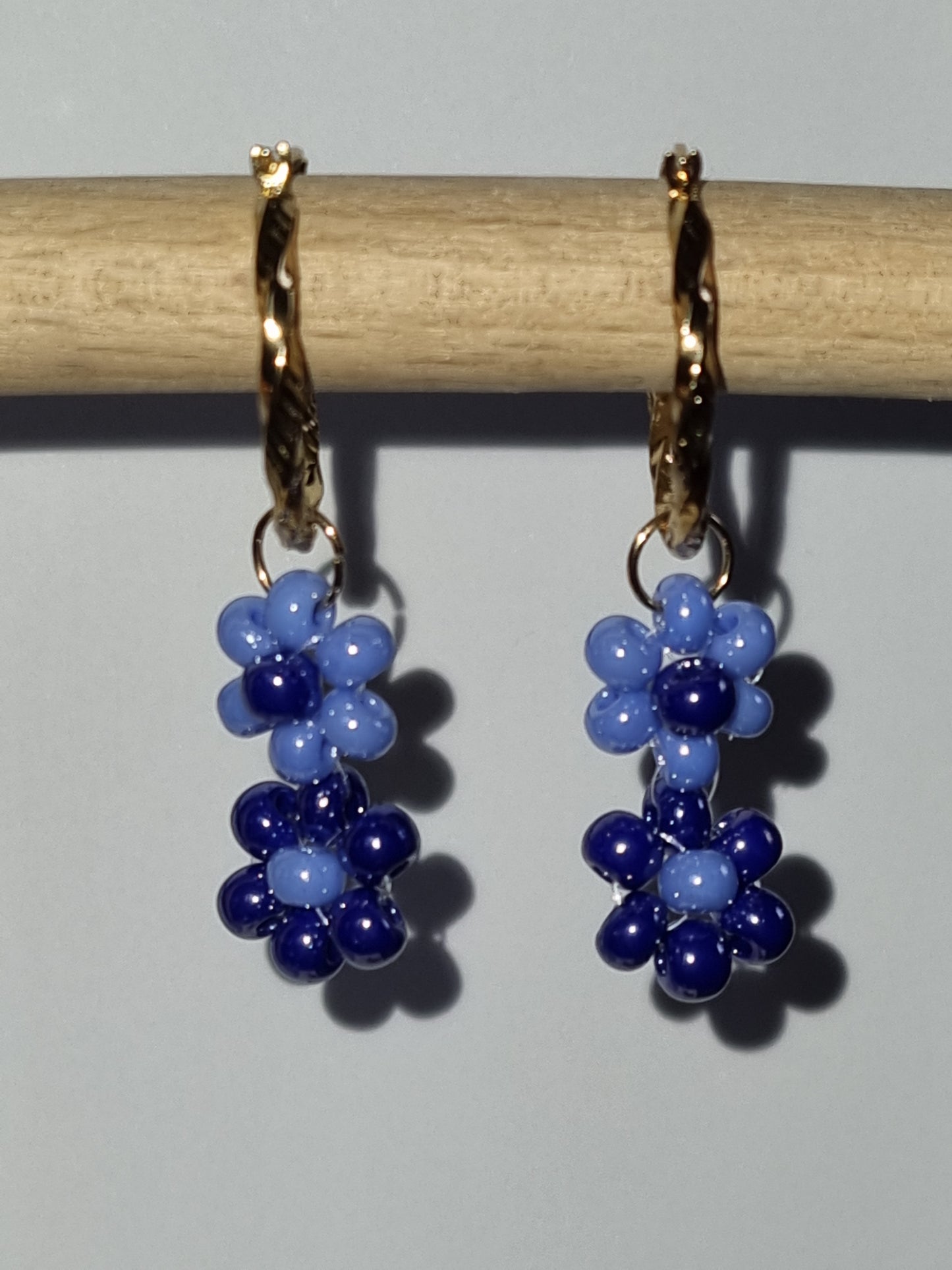 Boucles d'oreilles fleurs en perles en verre. Créoles acier inoxydable