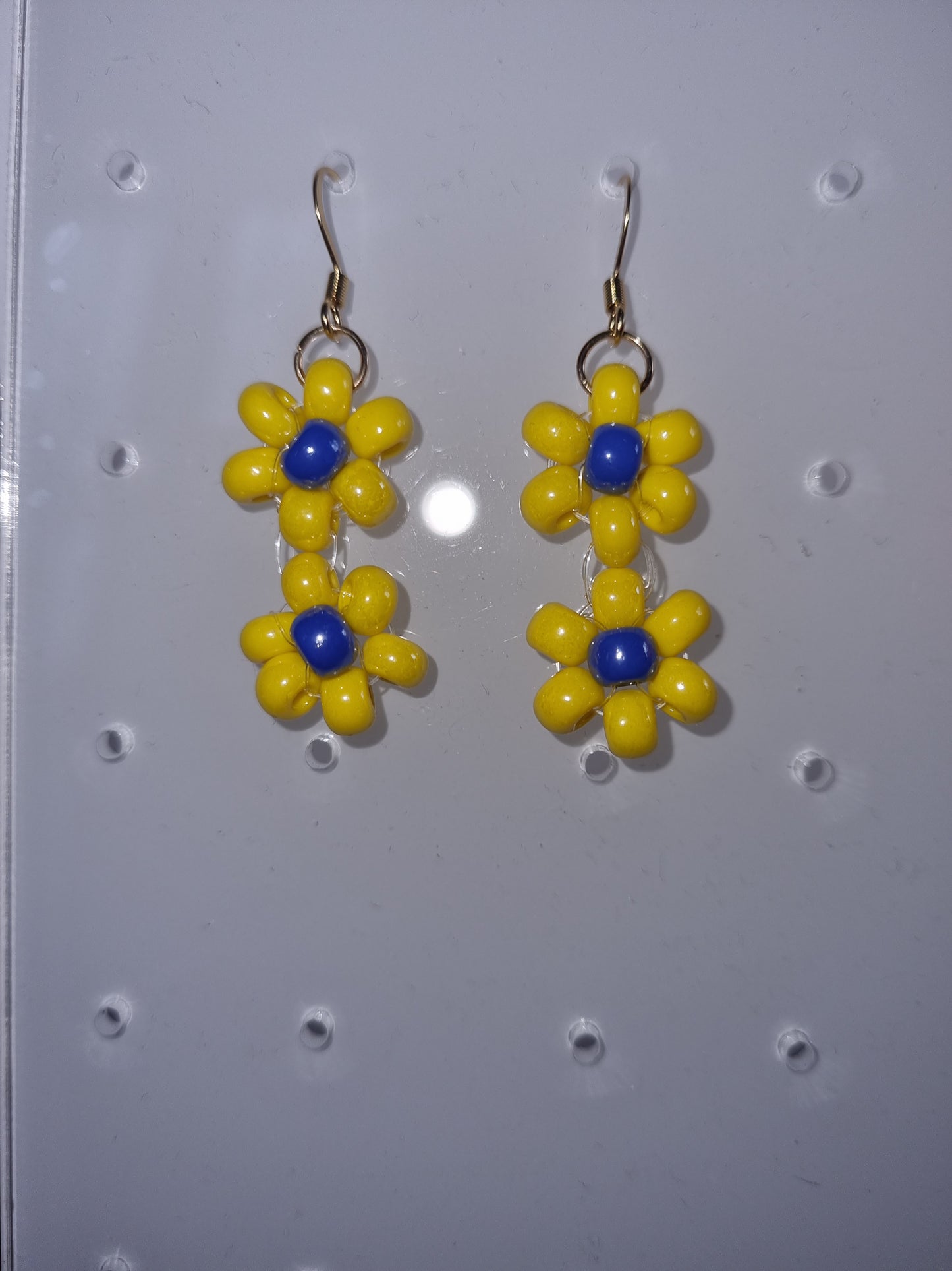 Boucles d'oreilles fleurs crochets acier inoxydable.