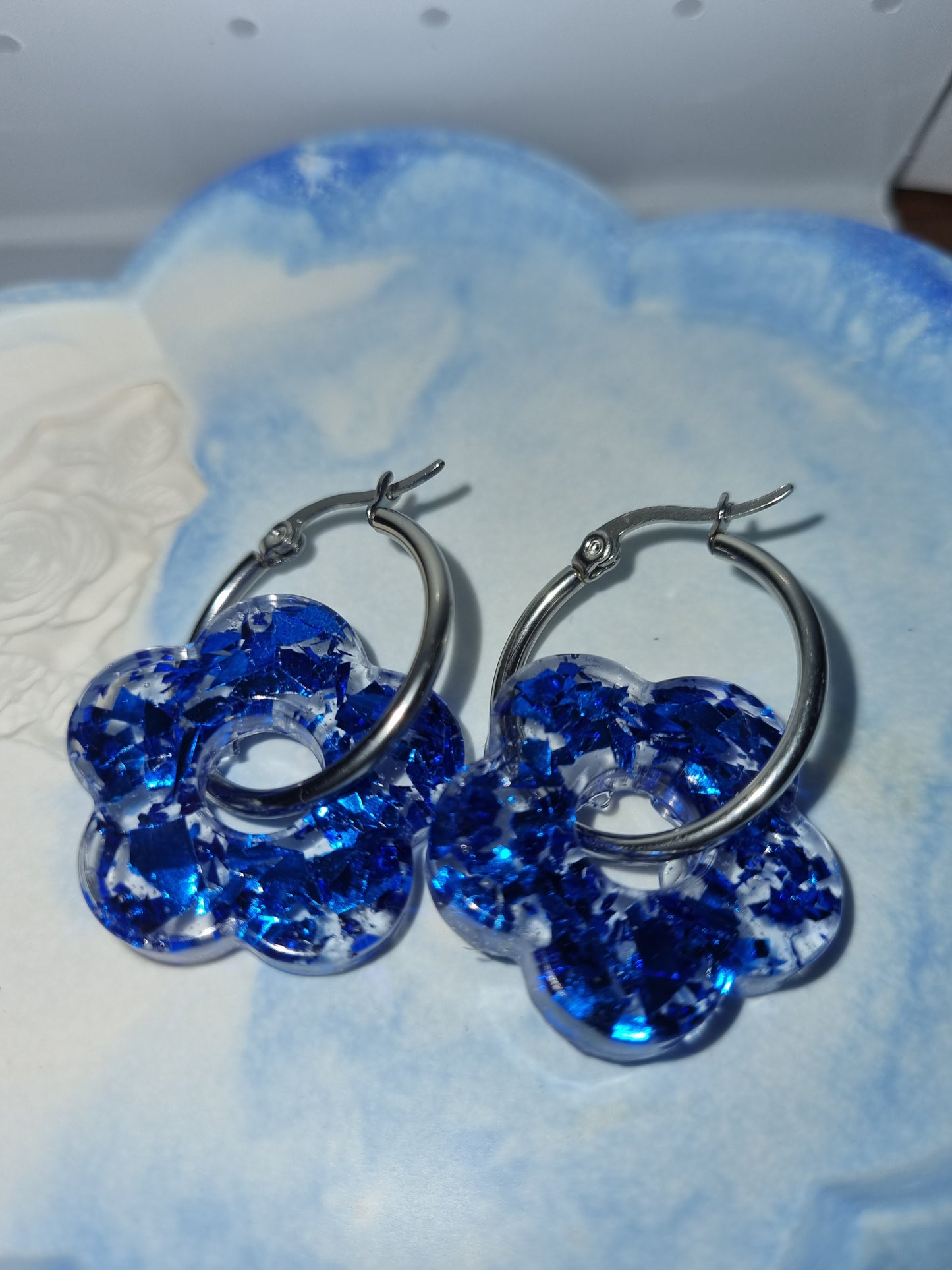 Boucles d'oreilles fantaisie pampilles résine avec feuilles or bleu ,créoles acier inoxydable.