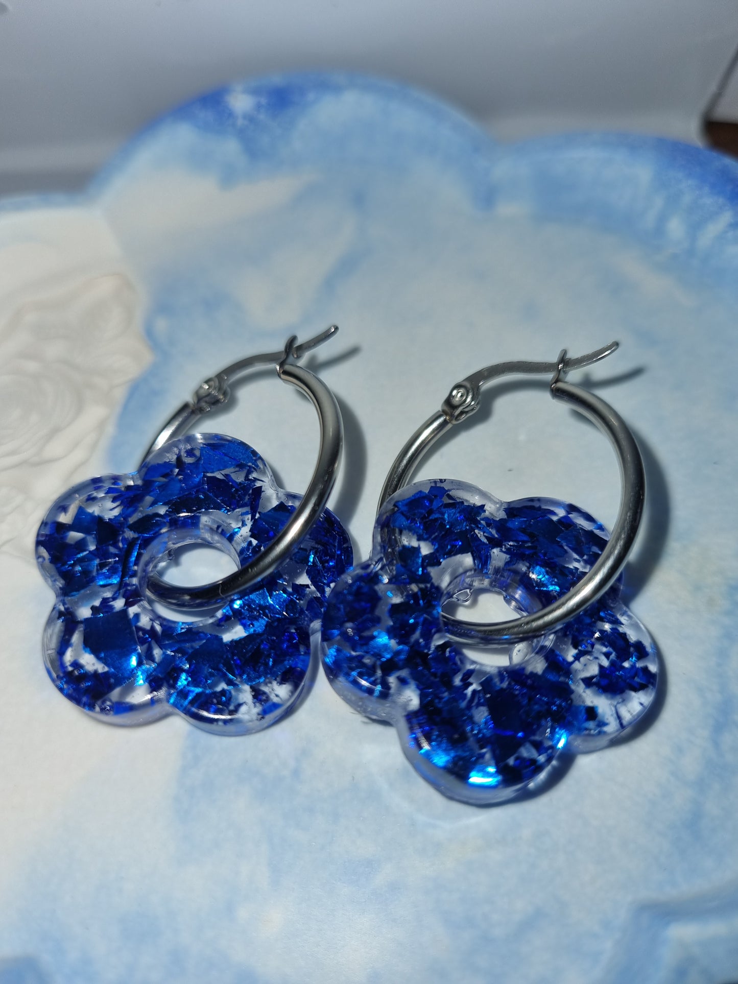 Boucles d'oreilles fantaisie pampilles résine avec feuilles or bleu ,créoles acier inoxydable.