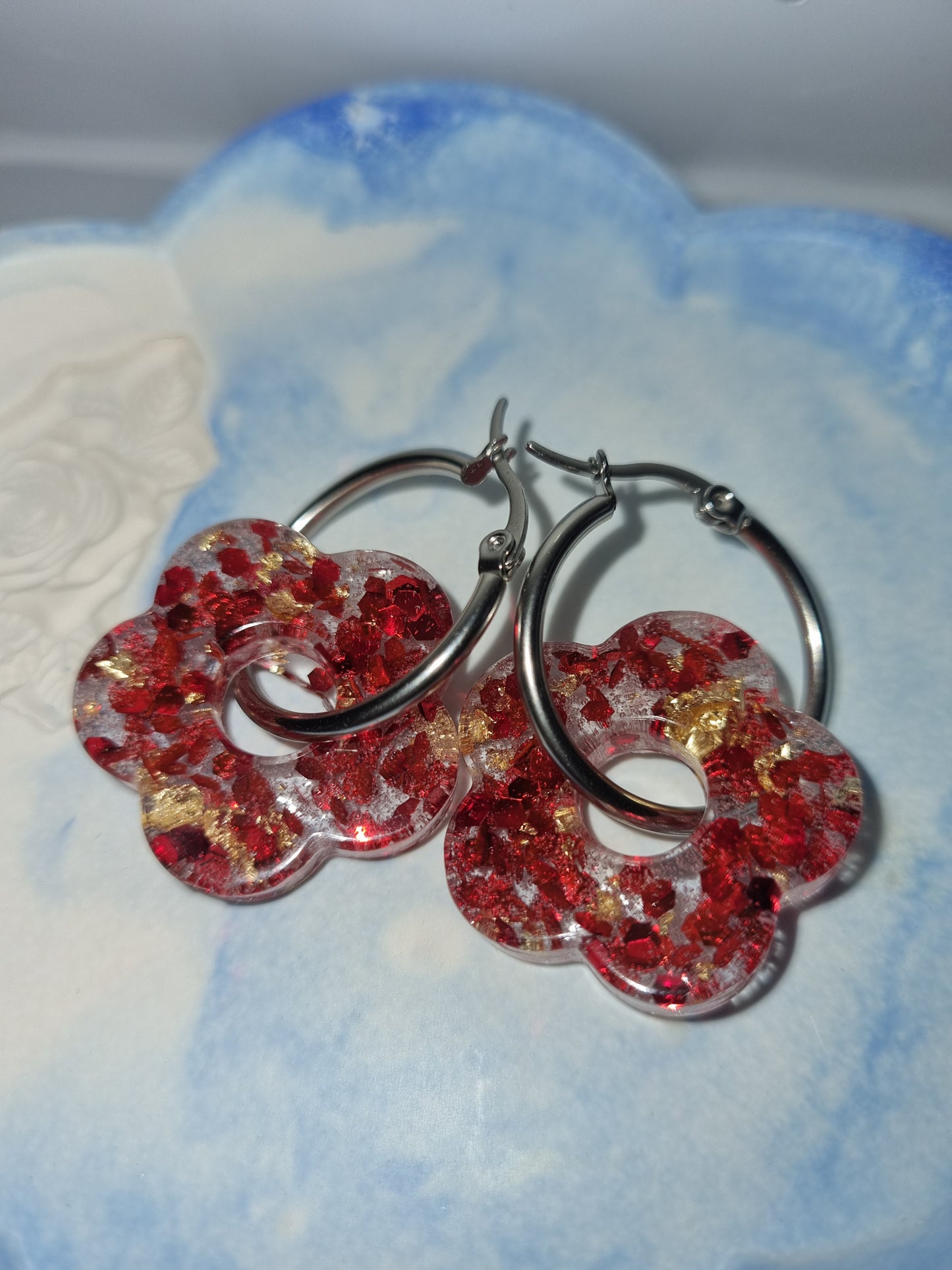 Boucles d'oreilles fantaisie pampilles résine et paillettes, créoles acier inoxydable.