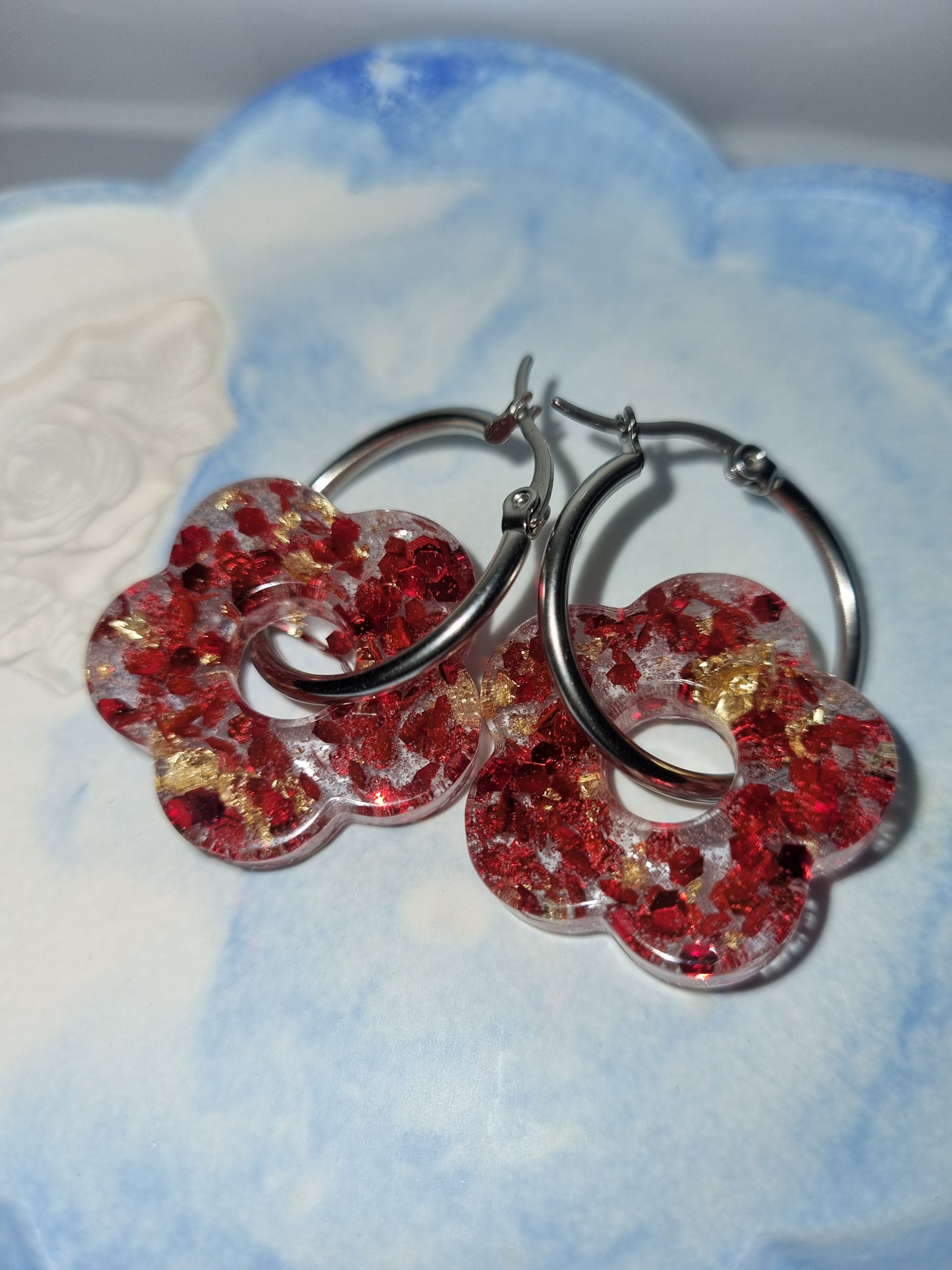 Boucles d'oreilles fantaisie pampilles résine et paillettes, créoles acier inoxydable.