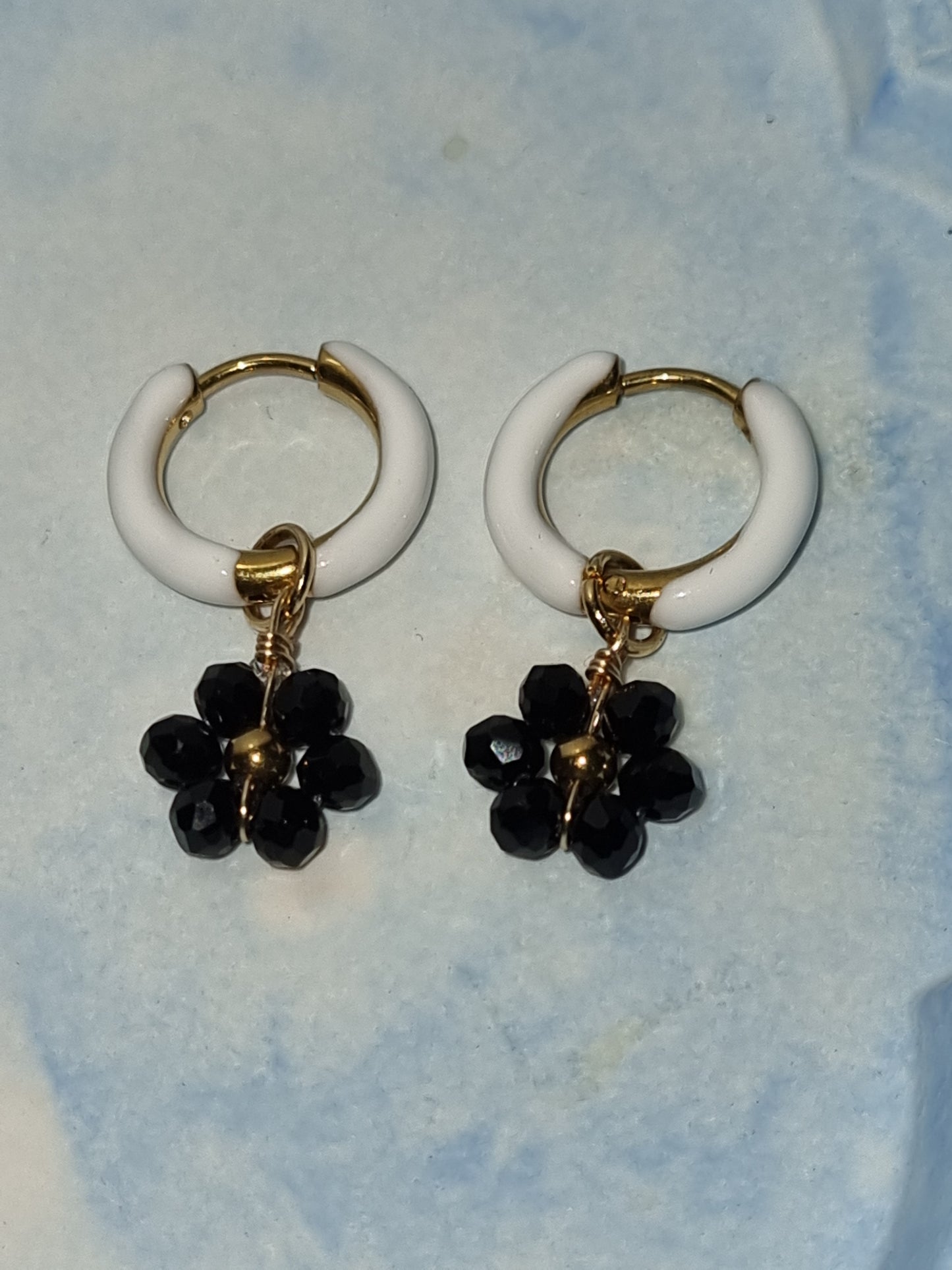Boucles d'oreilles rondes acier inoxydable avec fleurs petites perles.