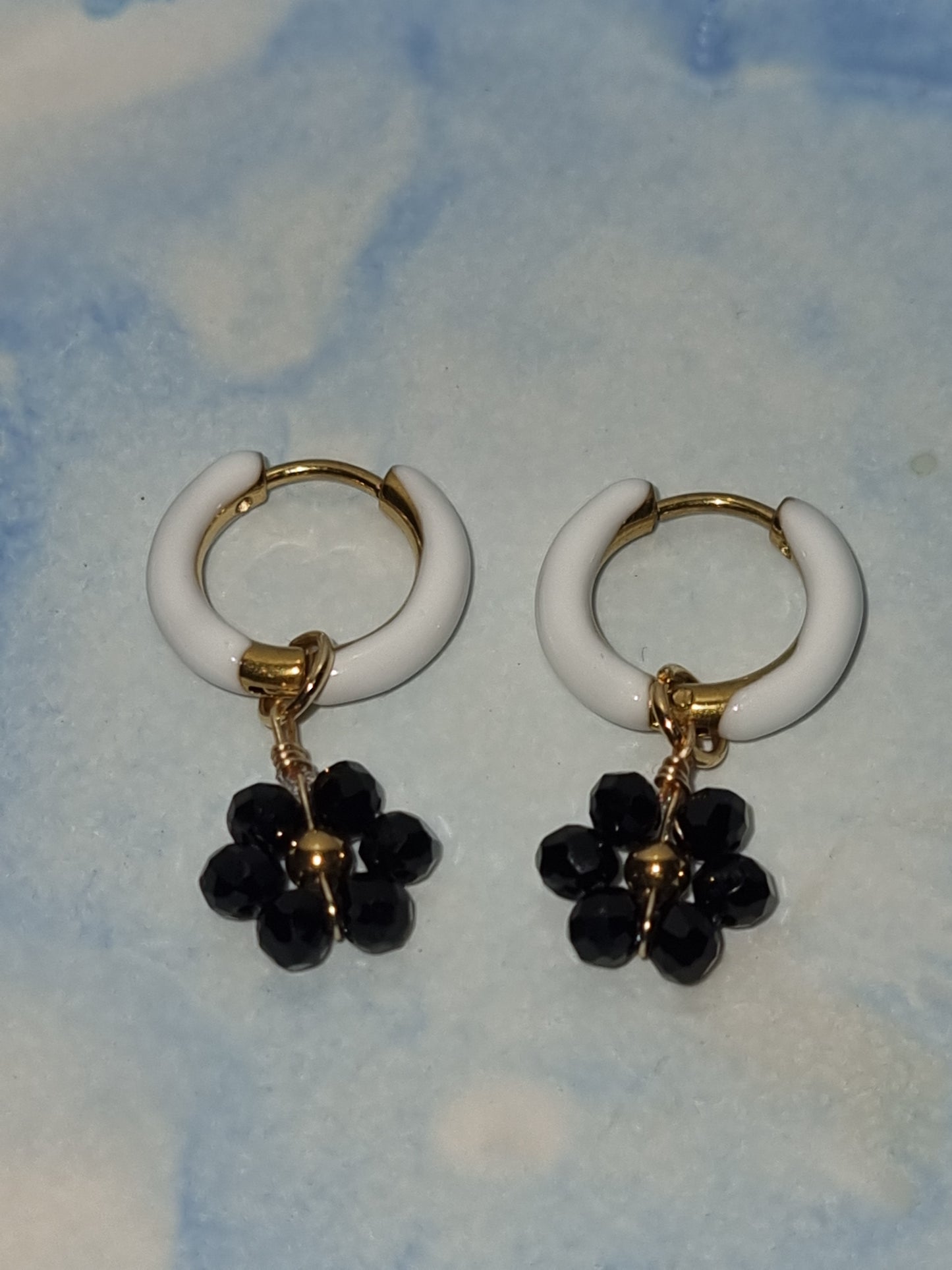 Boucles d'oreilles rondes acier inoxydable avec fleurs petites perles.