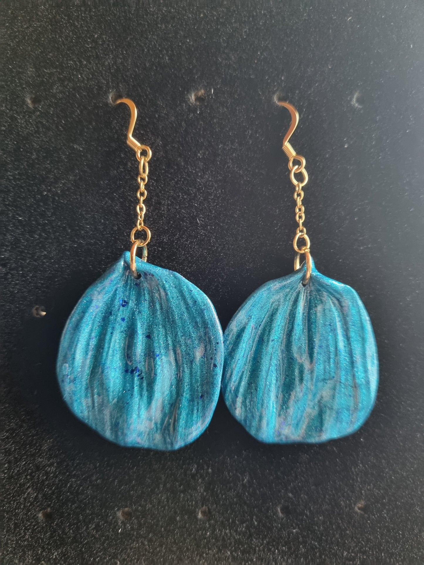 Boucles d'oreilles forme pétales de rose en polymère
